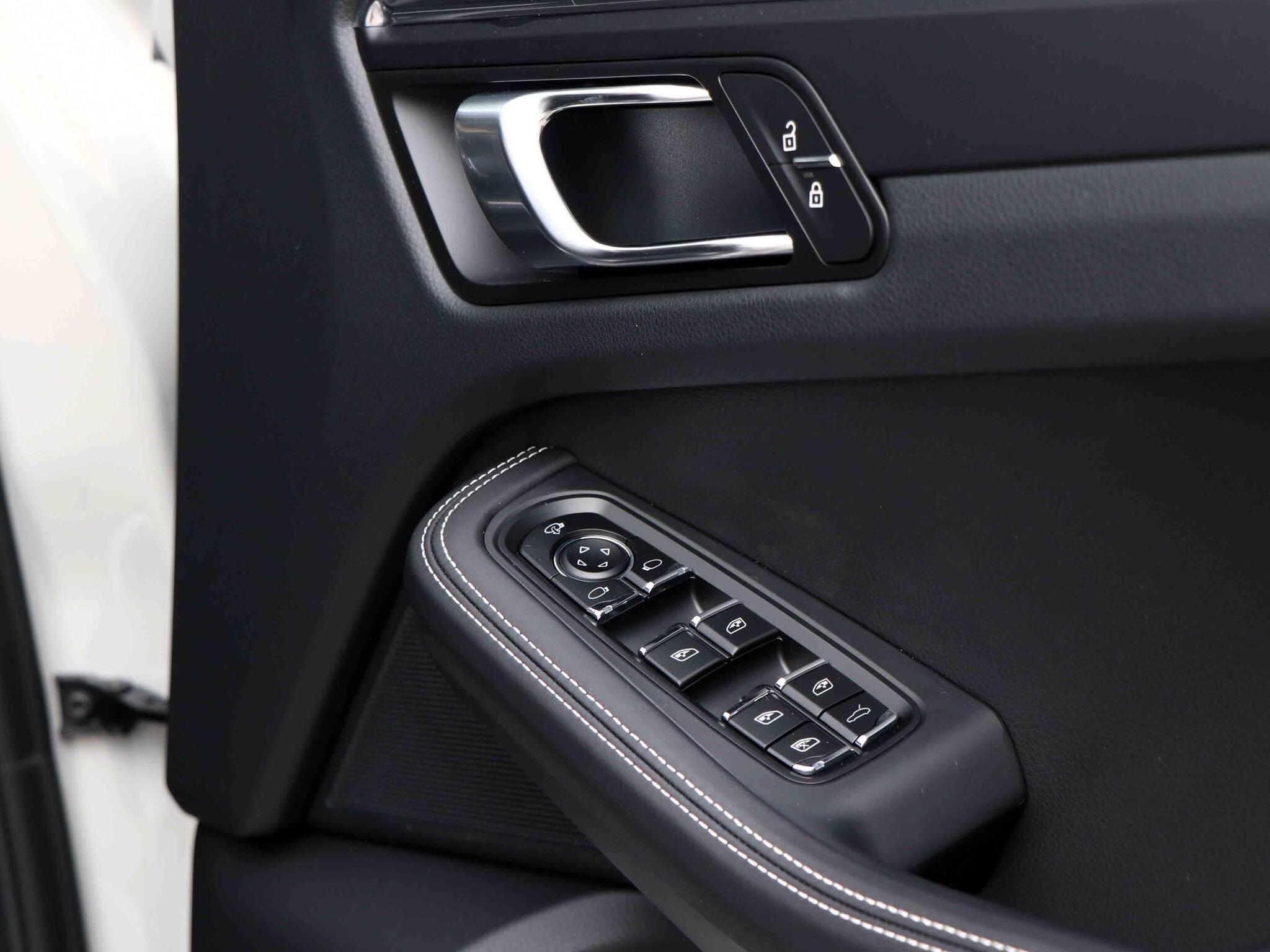 Porsche Macan view 17