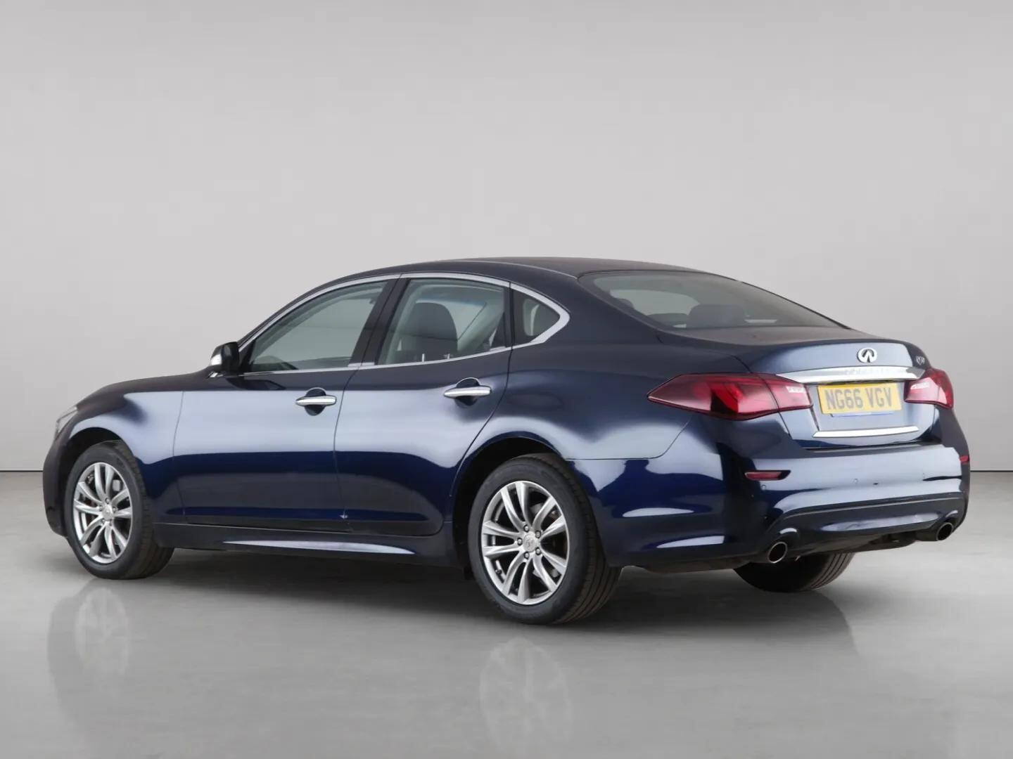 Infiniti Q70 view 8