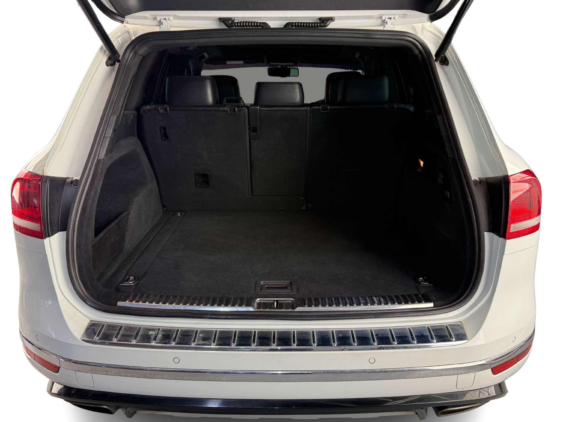 Volkswagen Touareg view 13