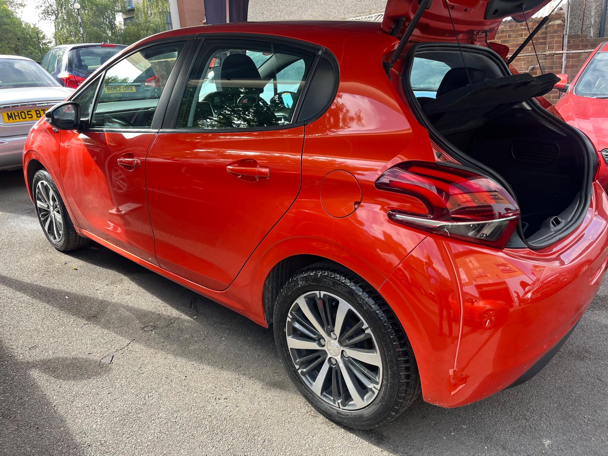 Peugeot 208 view 2