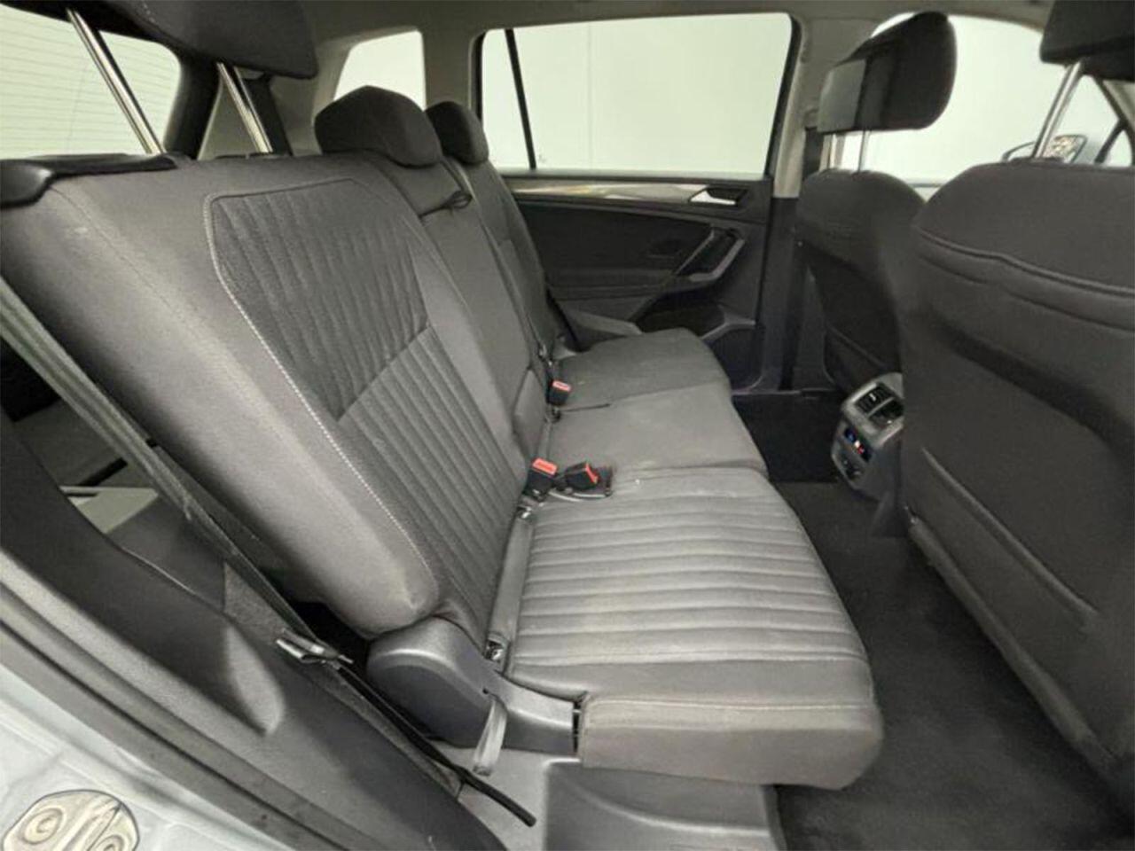 Volkswagen Tiguan Allspace view 3