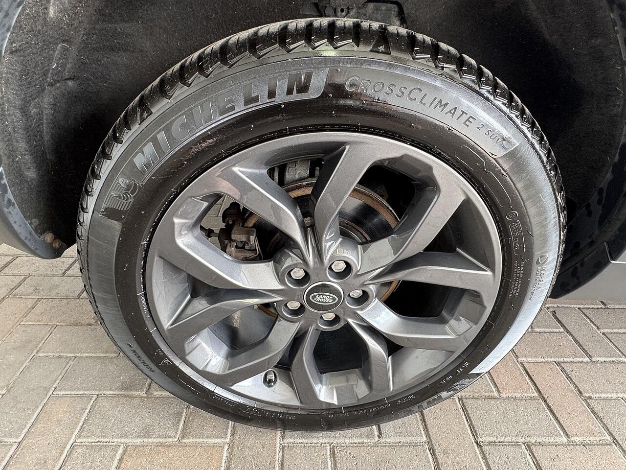 Land Rover Discovery Sport view 30