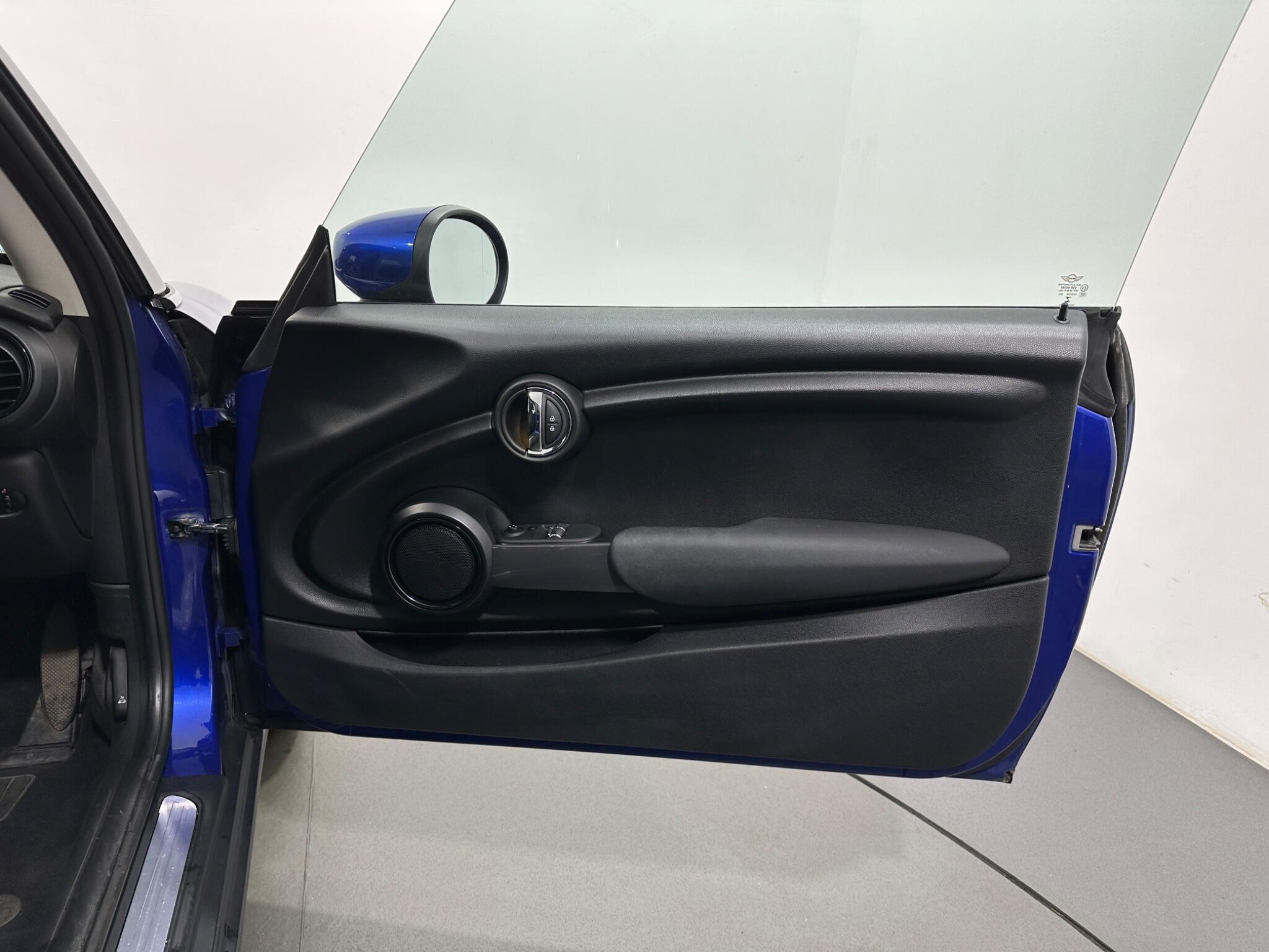Mini Hatch view 32