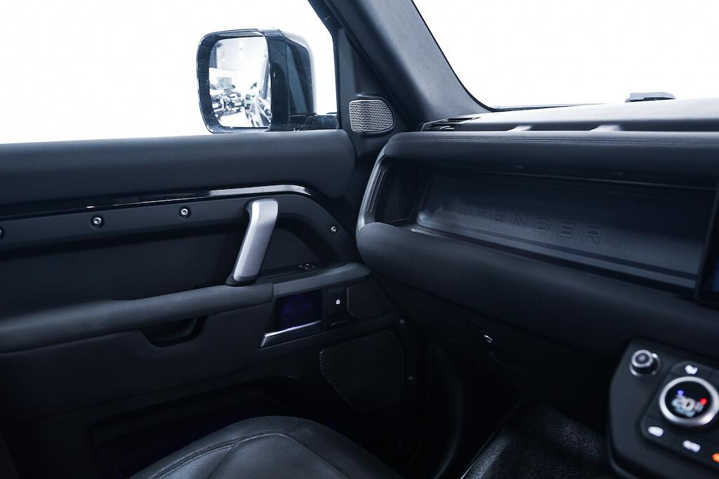 Land Rover Defender view 18