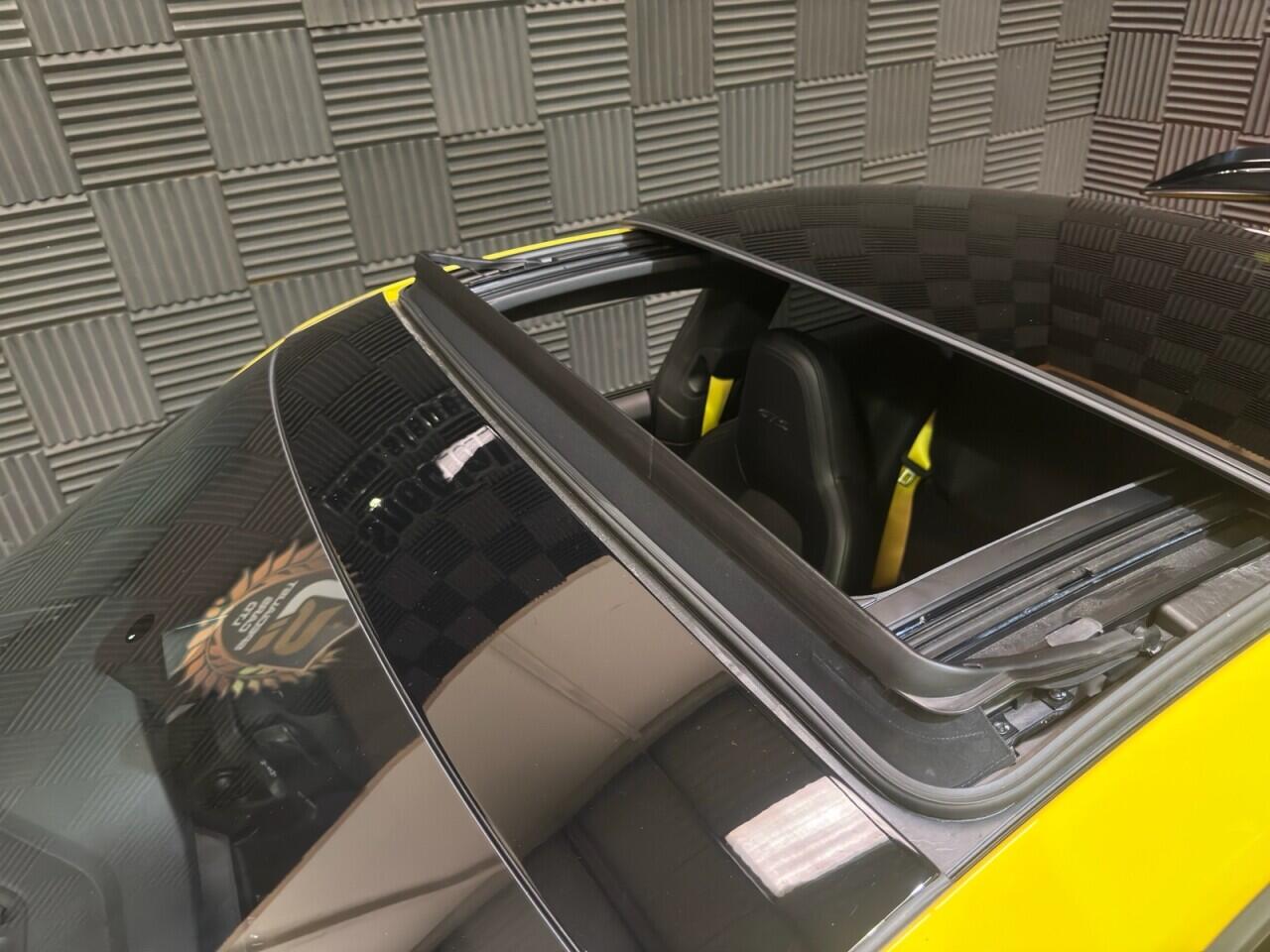 Porsche 911 view 38
