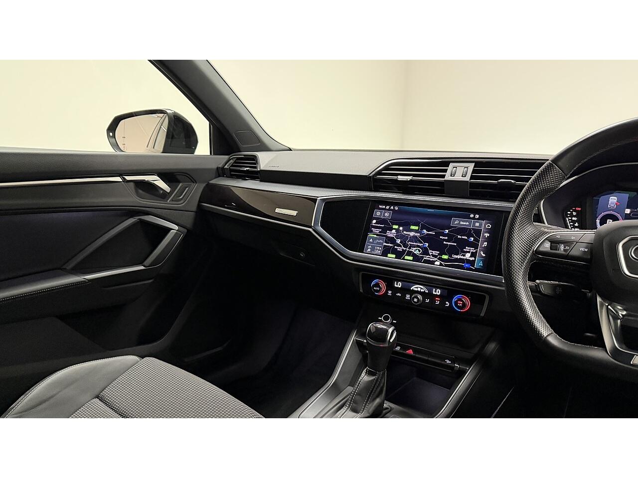 Audi Q3 view 19