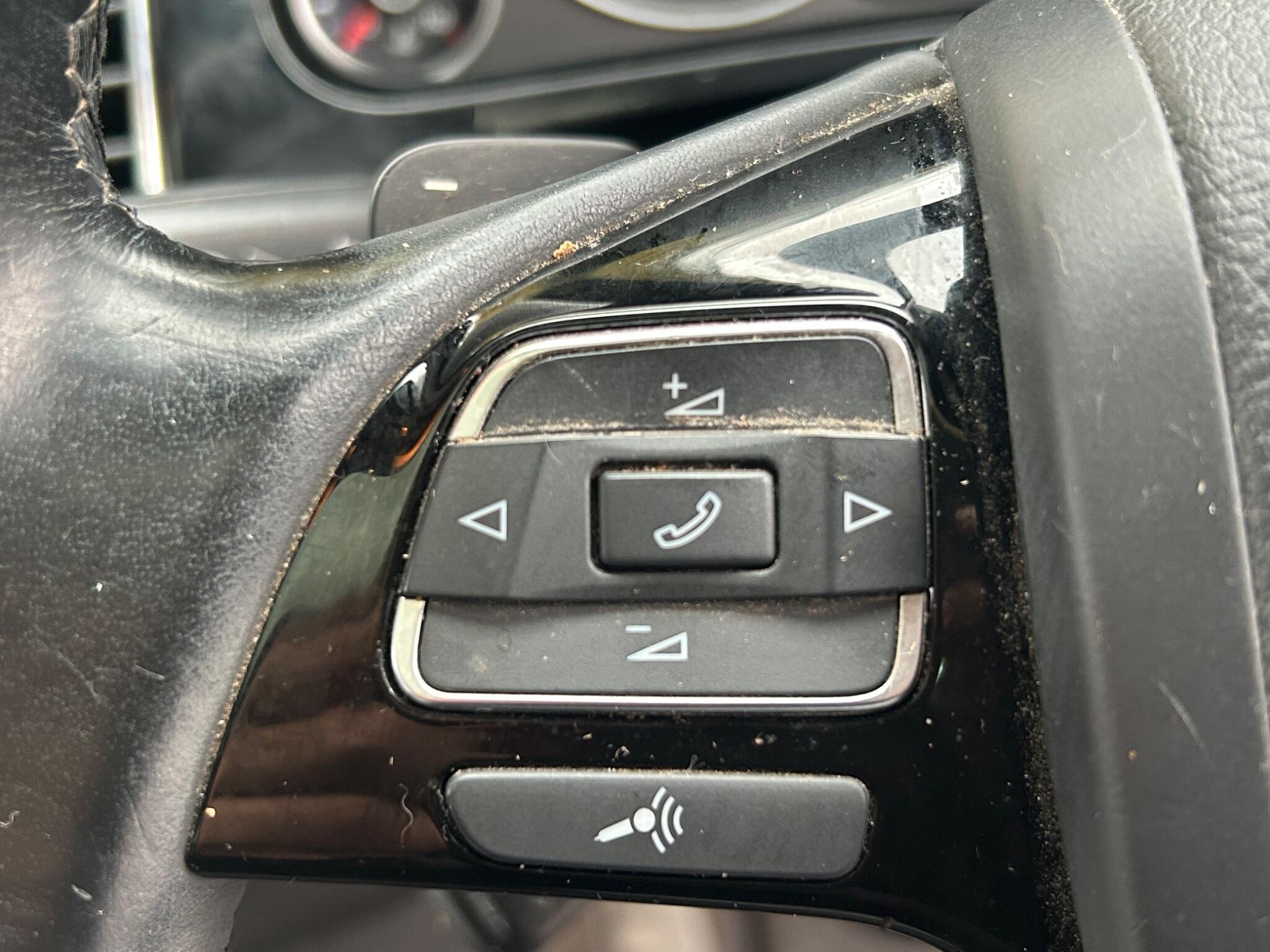 Volkswagen Touareg view 34