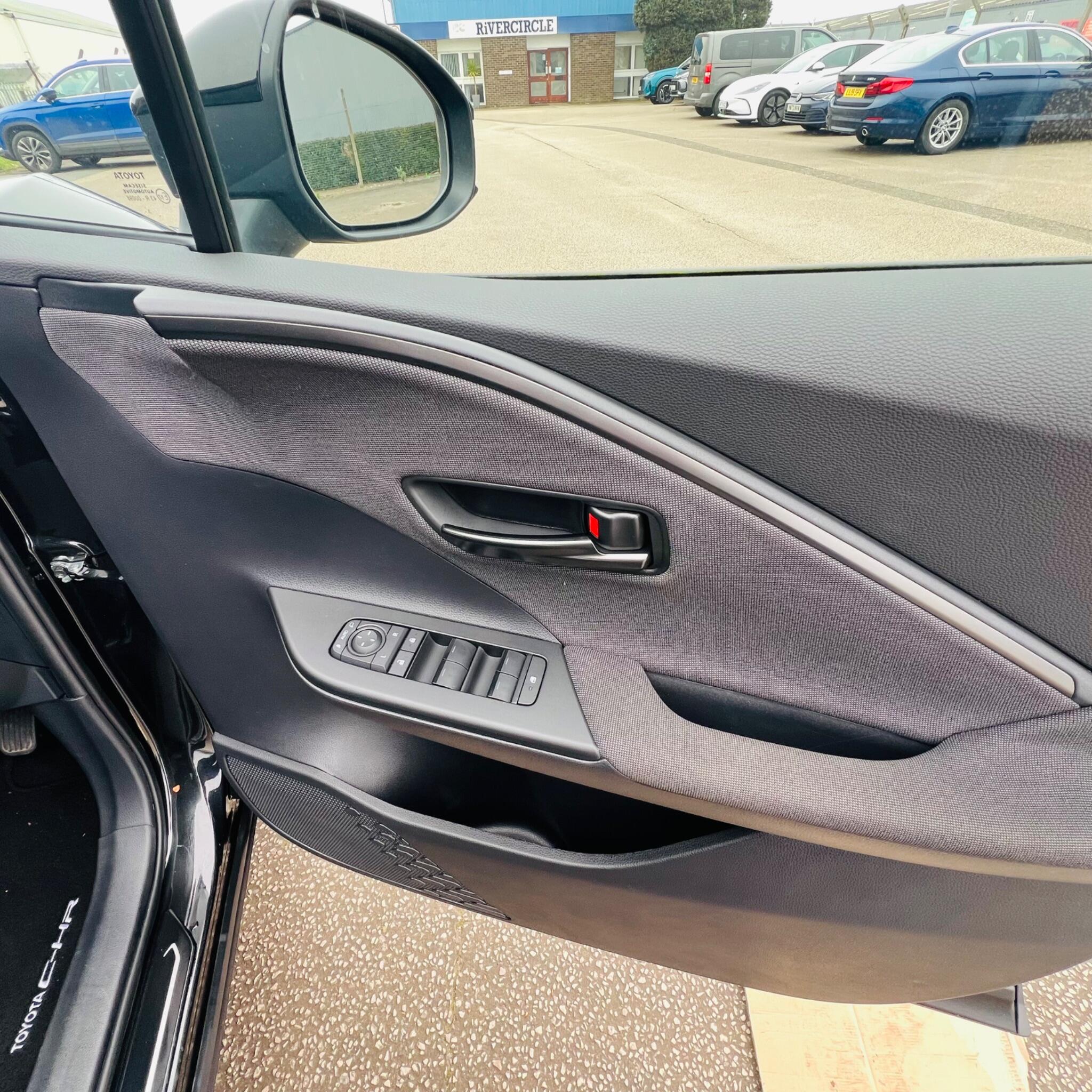 Toyota C-HR view 25