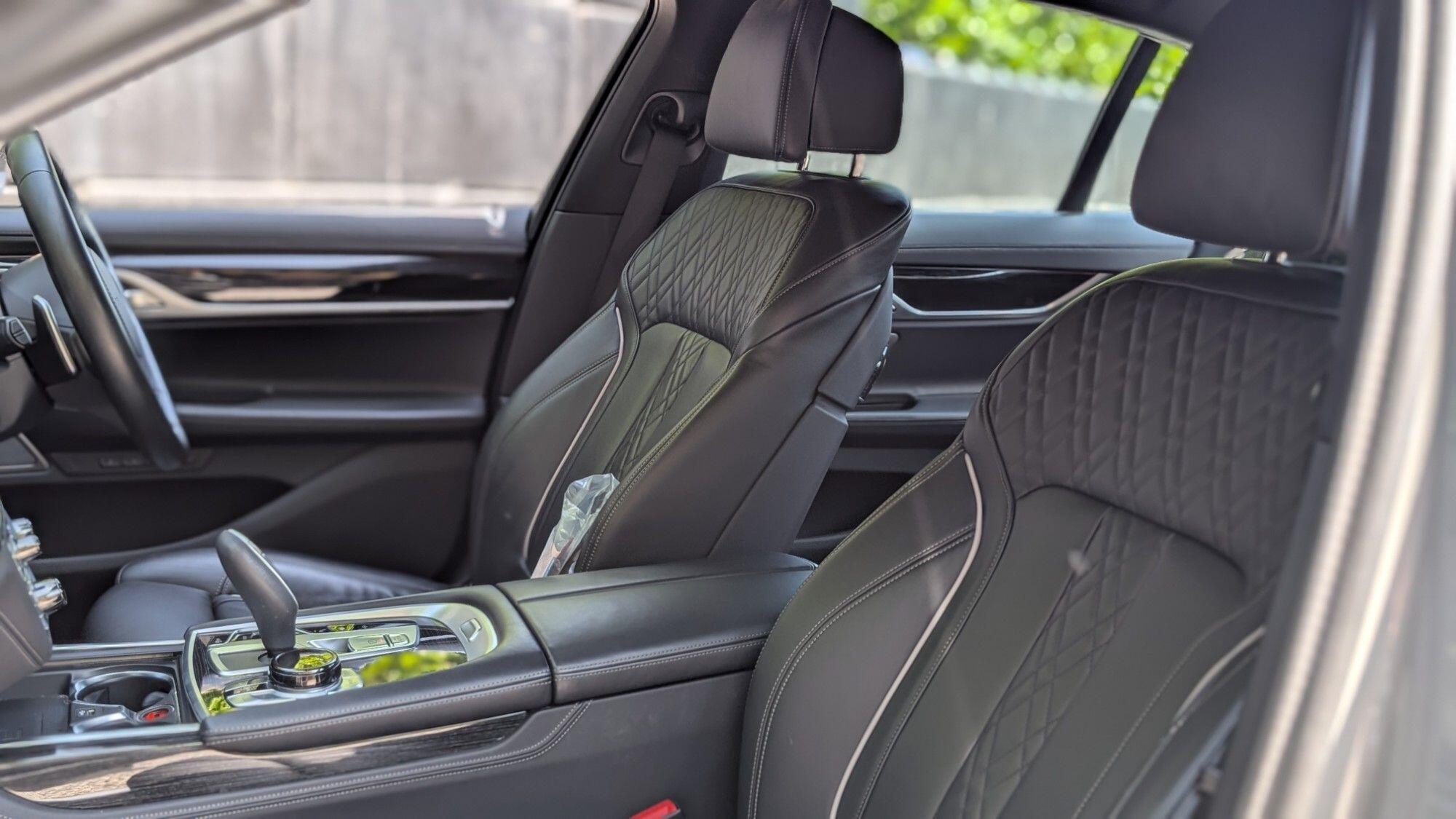 BMW 7 Series view 12