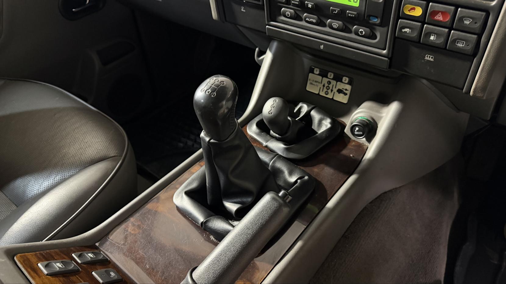 Land Rover Discovery 4 view 22