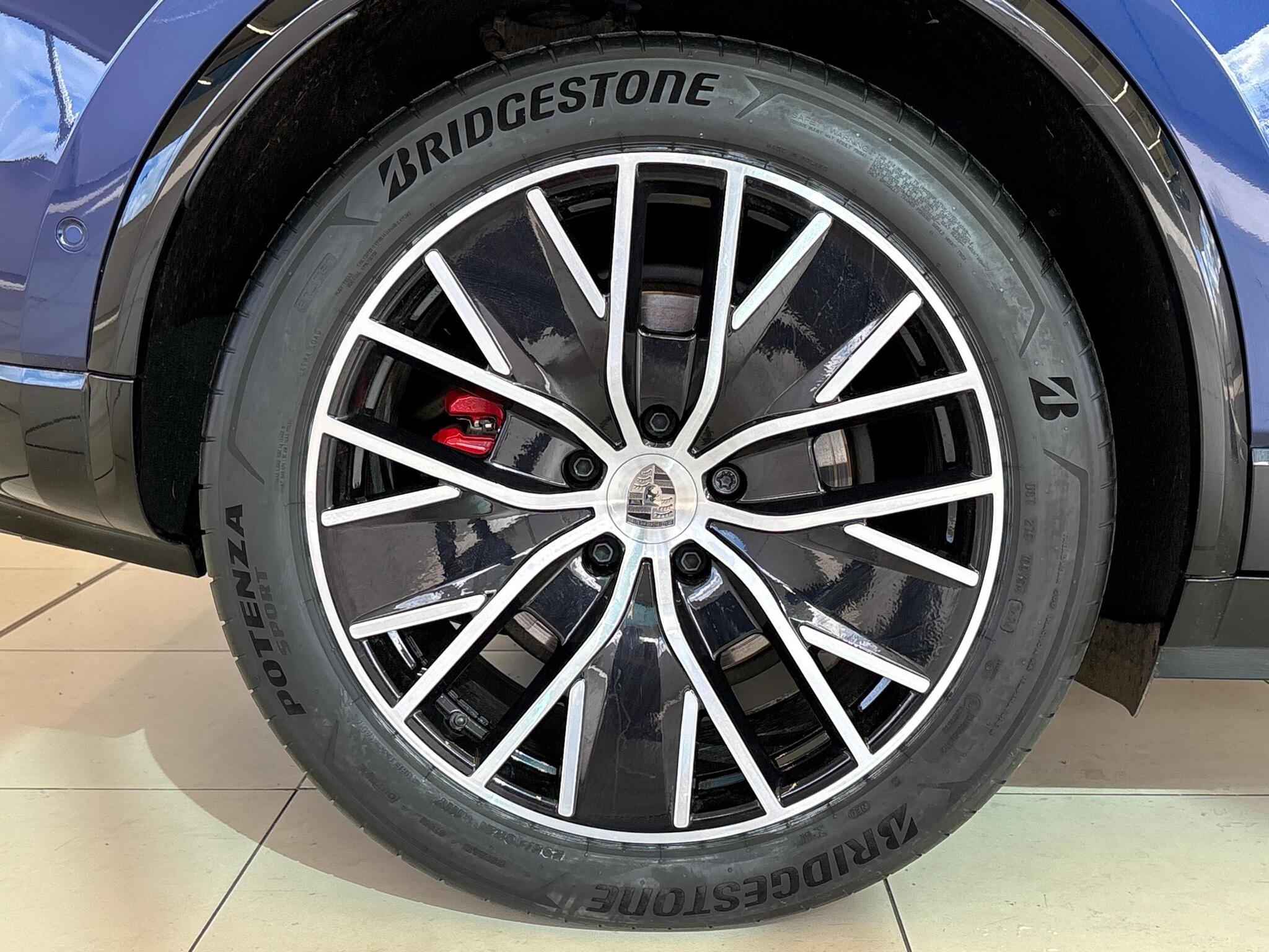 Porsche Macan view 25