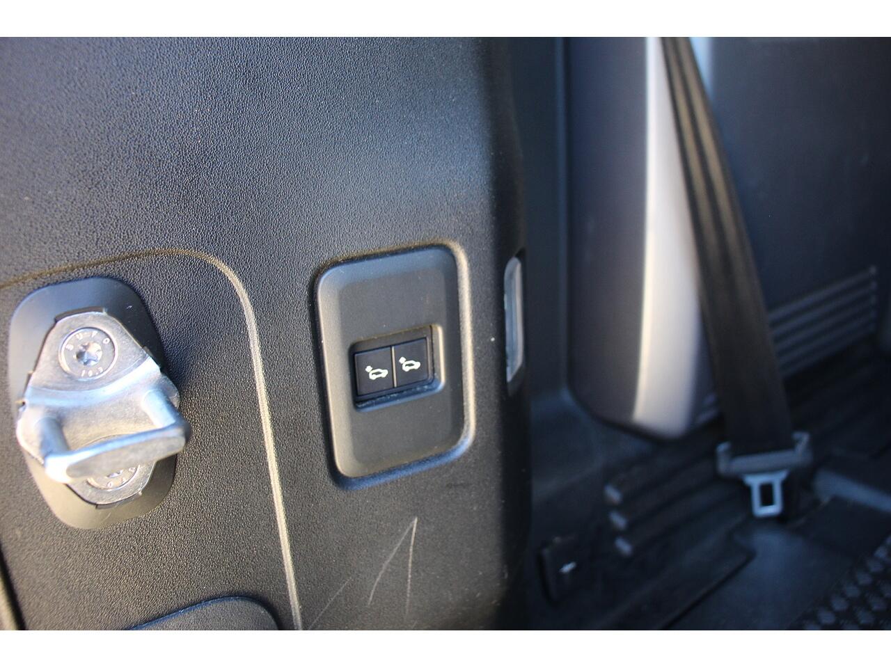 Land Rover Defender view 39