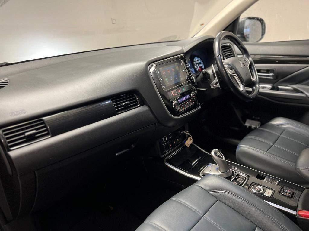 Mitsubishi Outlander view 9