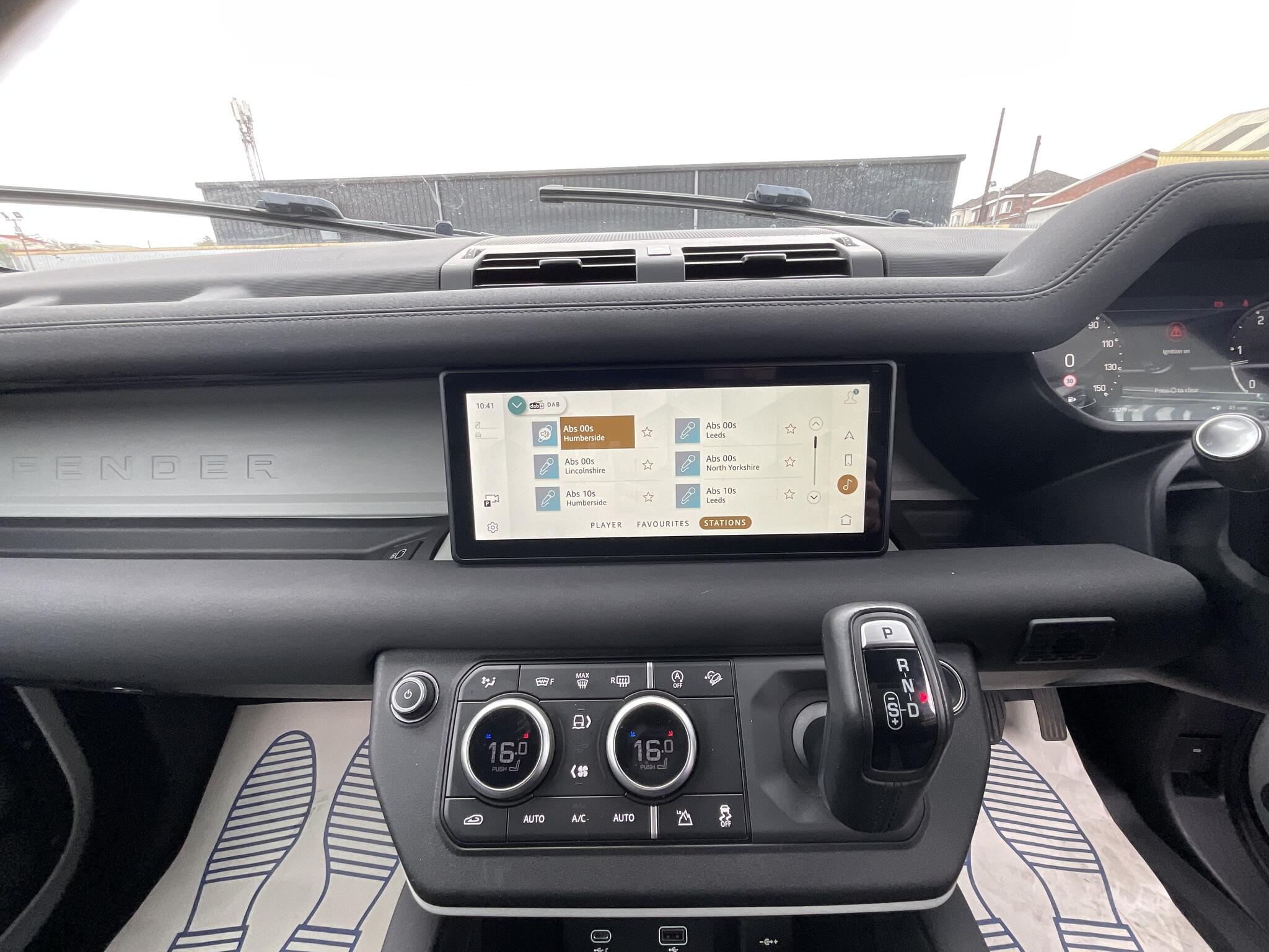 Land Rover Defender 110 view 28