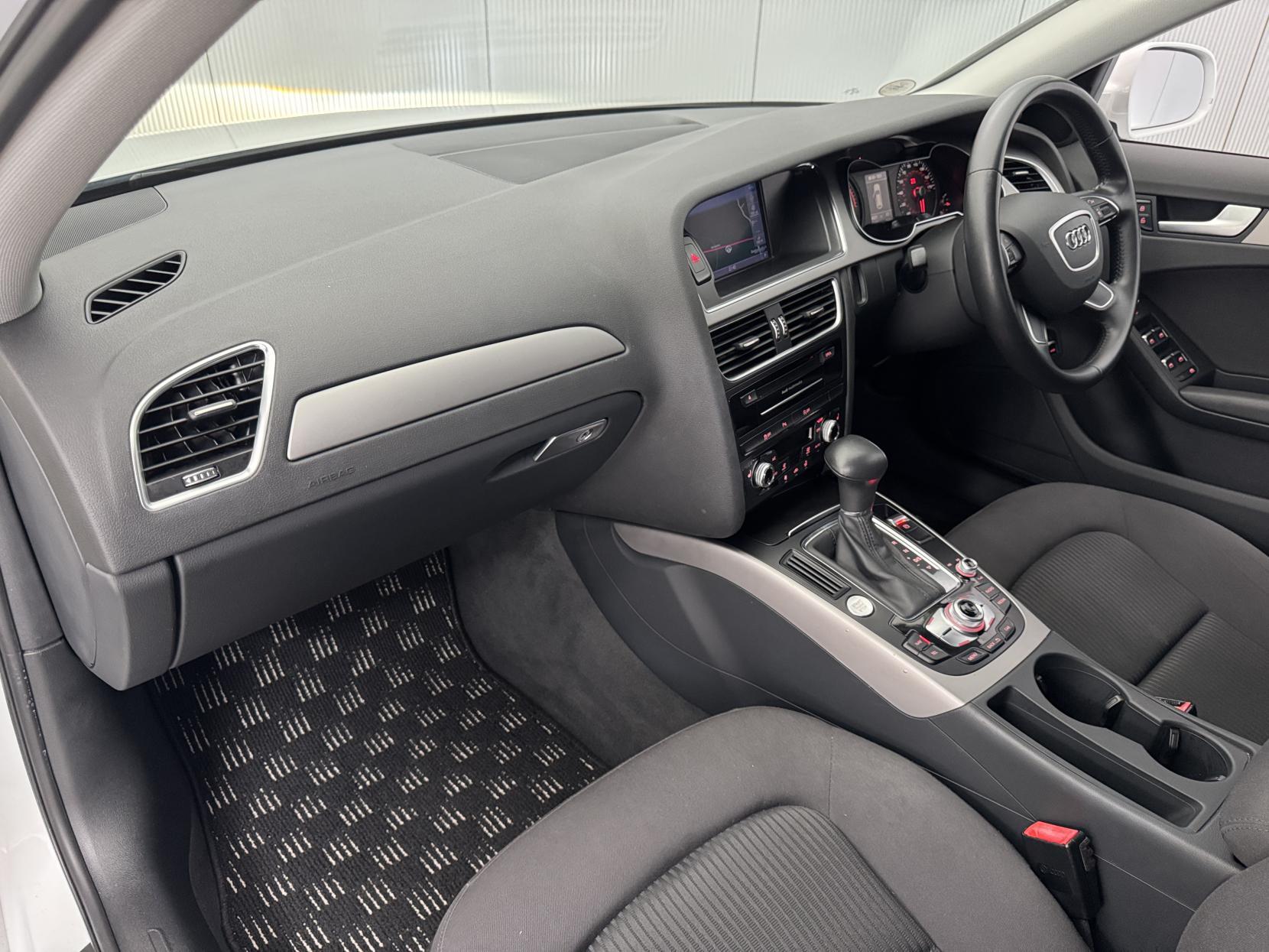 Audi A4 Avant view 60