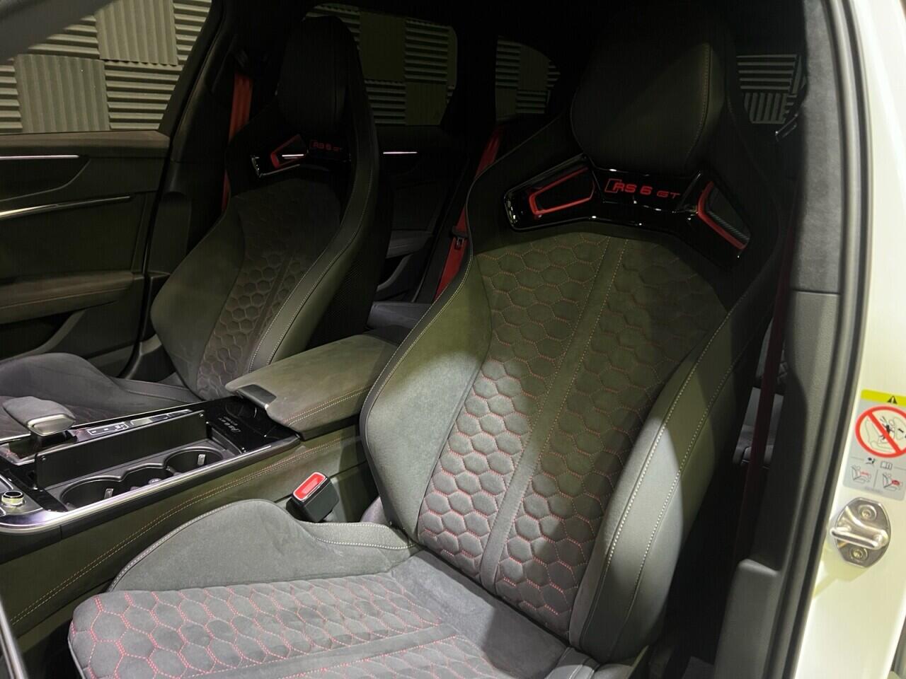 Audi RS6 Avant view 22