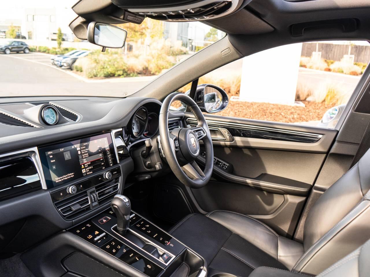 Porsche Macan view 31