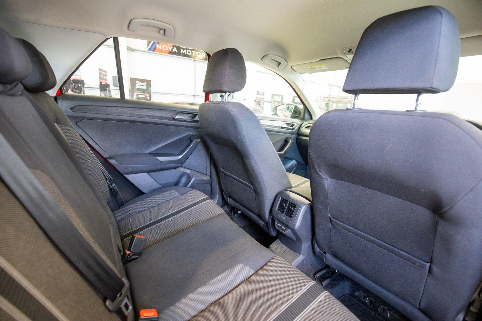Volkswagen T-Roc view 11