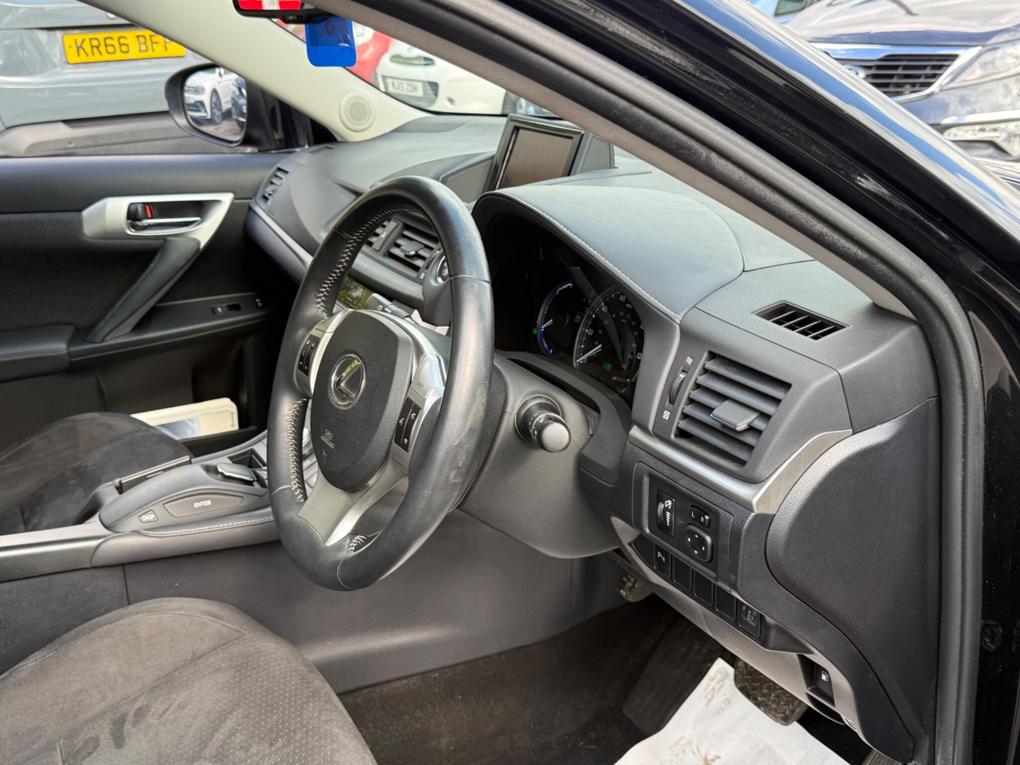 Lexus CT - Image 36
