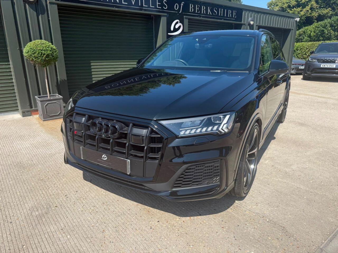 Audi SQ7 view 8