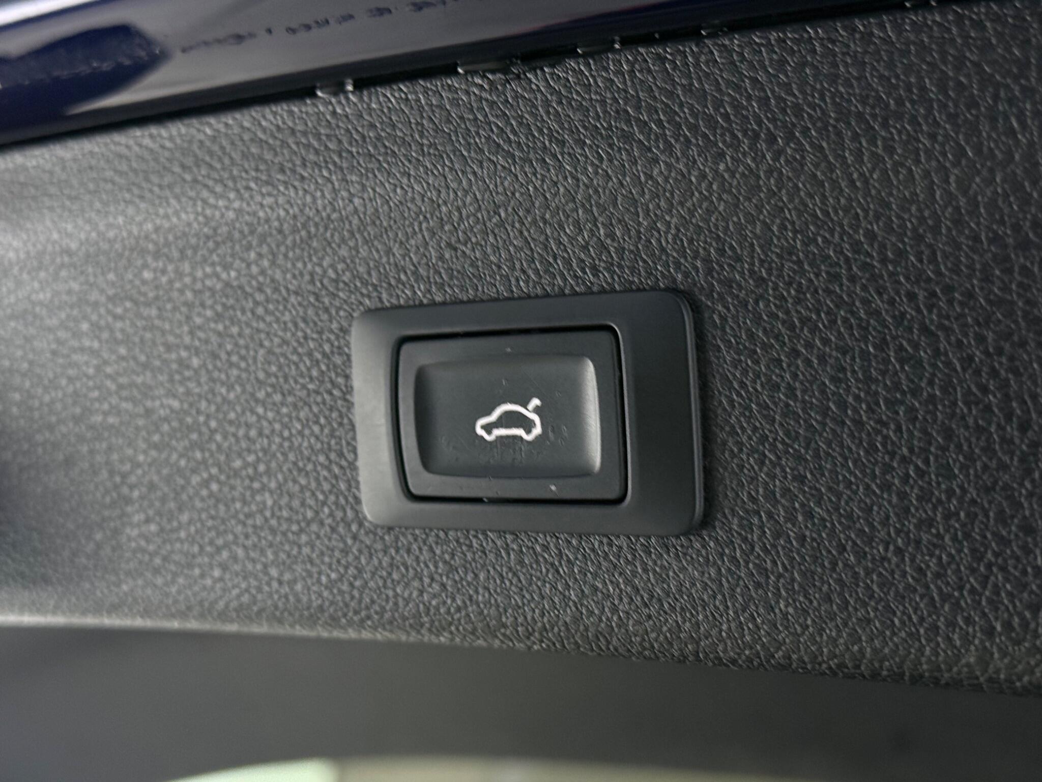 Audi Q3 view 11
