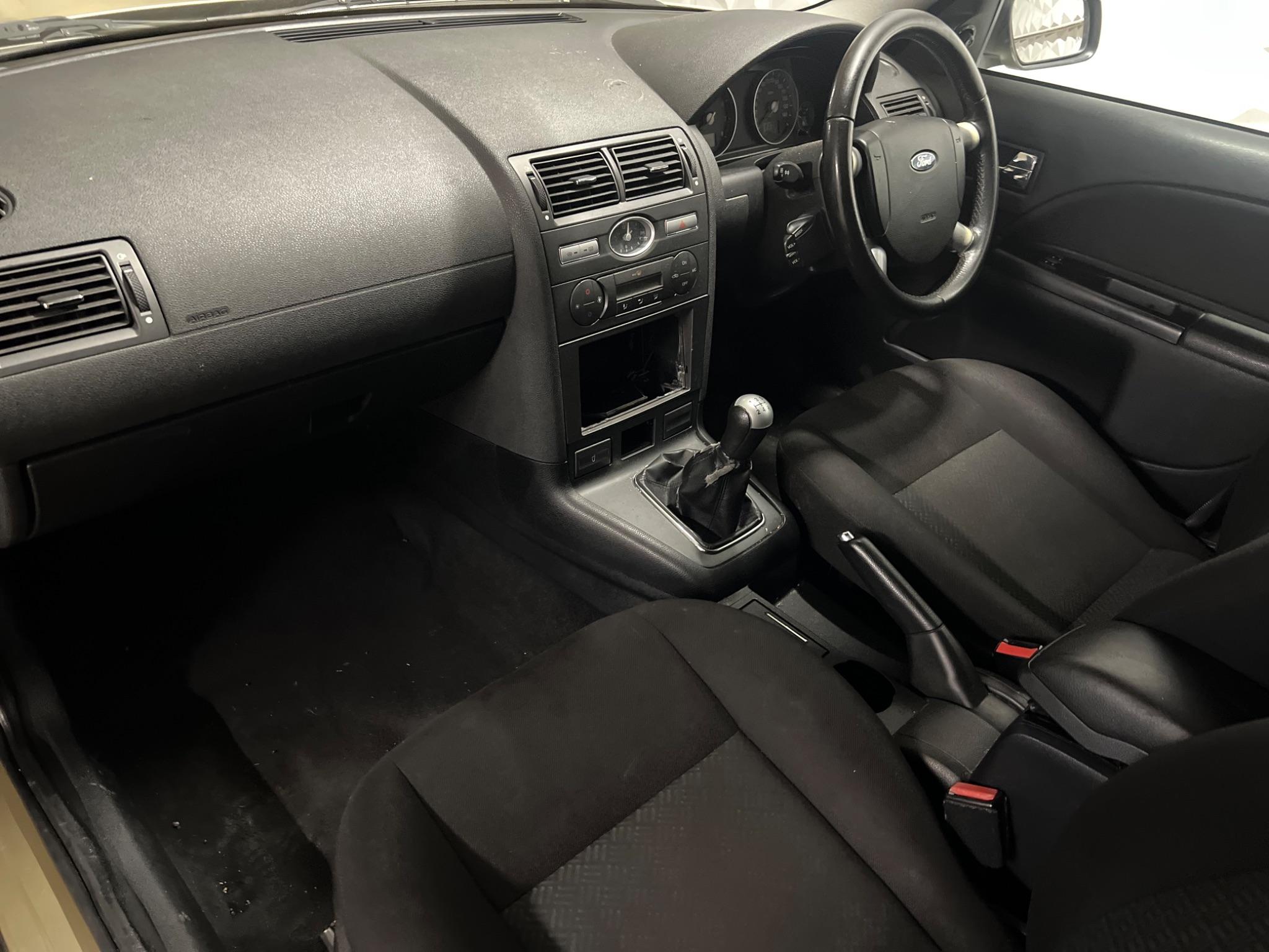Ford Mondeo view 3