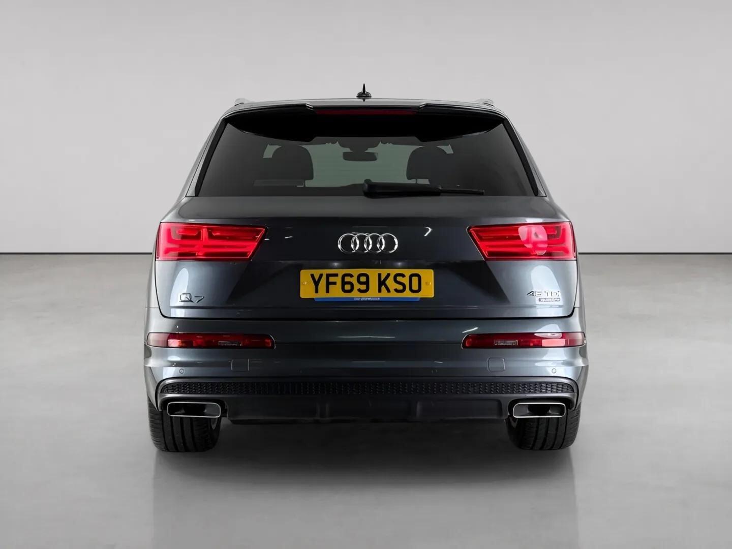 Audi Q7 view 6