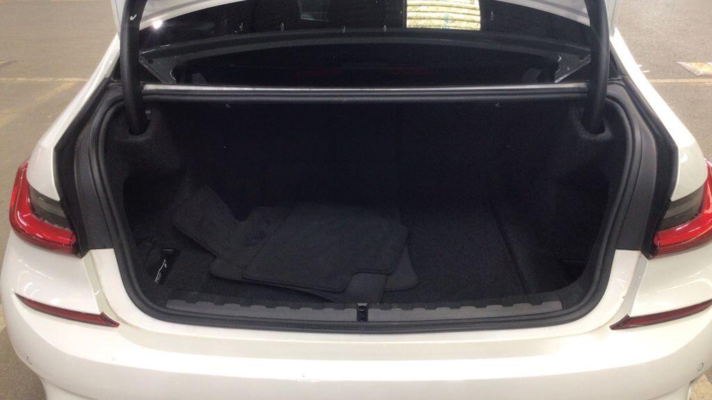 BMW 3 Series view 9