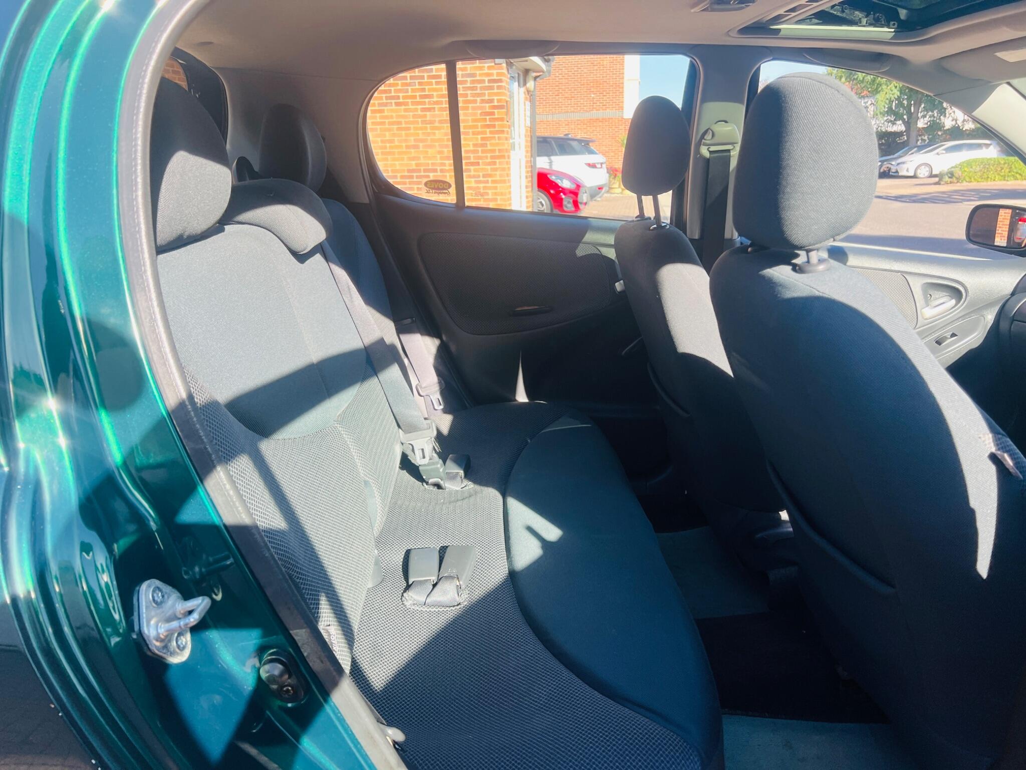 Toyota Yaris view 32