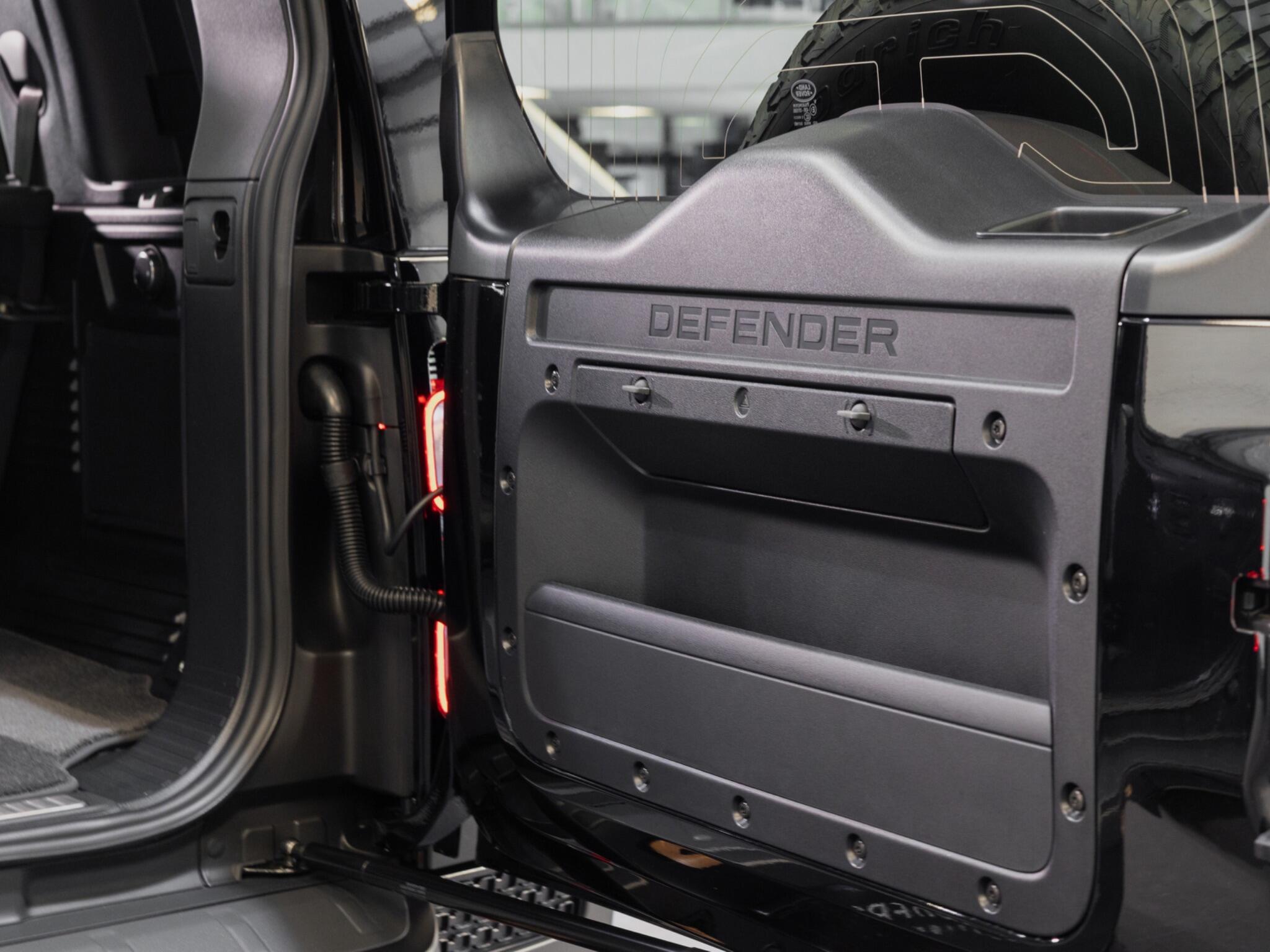 Land Rover Defender 110 view 42