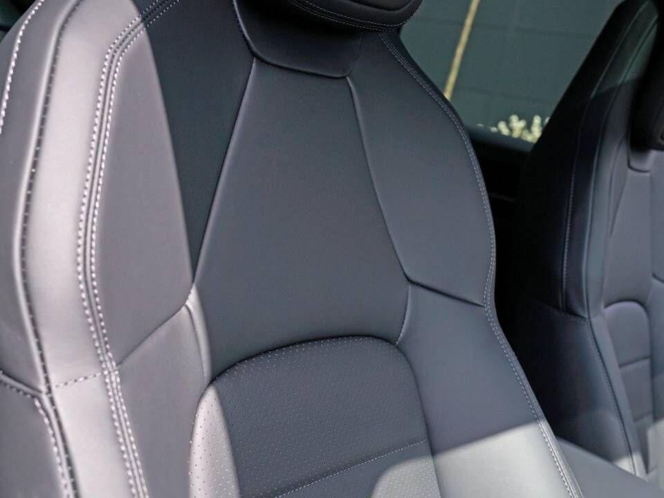 Porsche Macan view 15