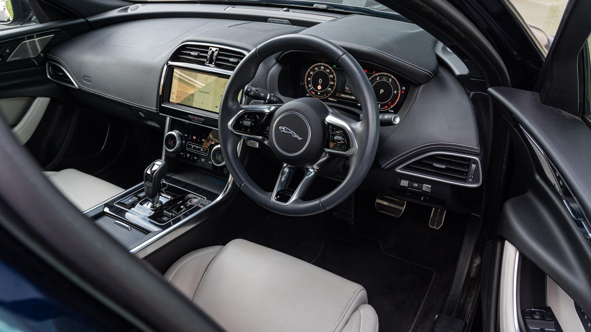 Jaguar Xe view 64