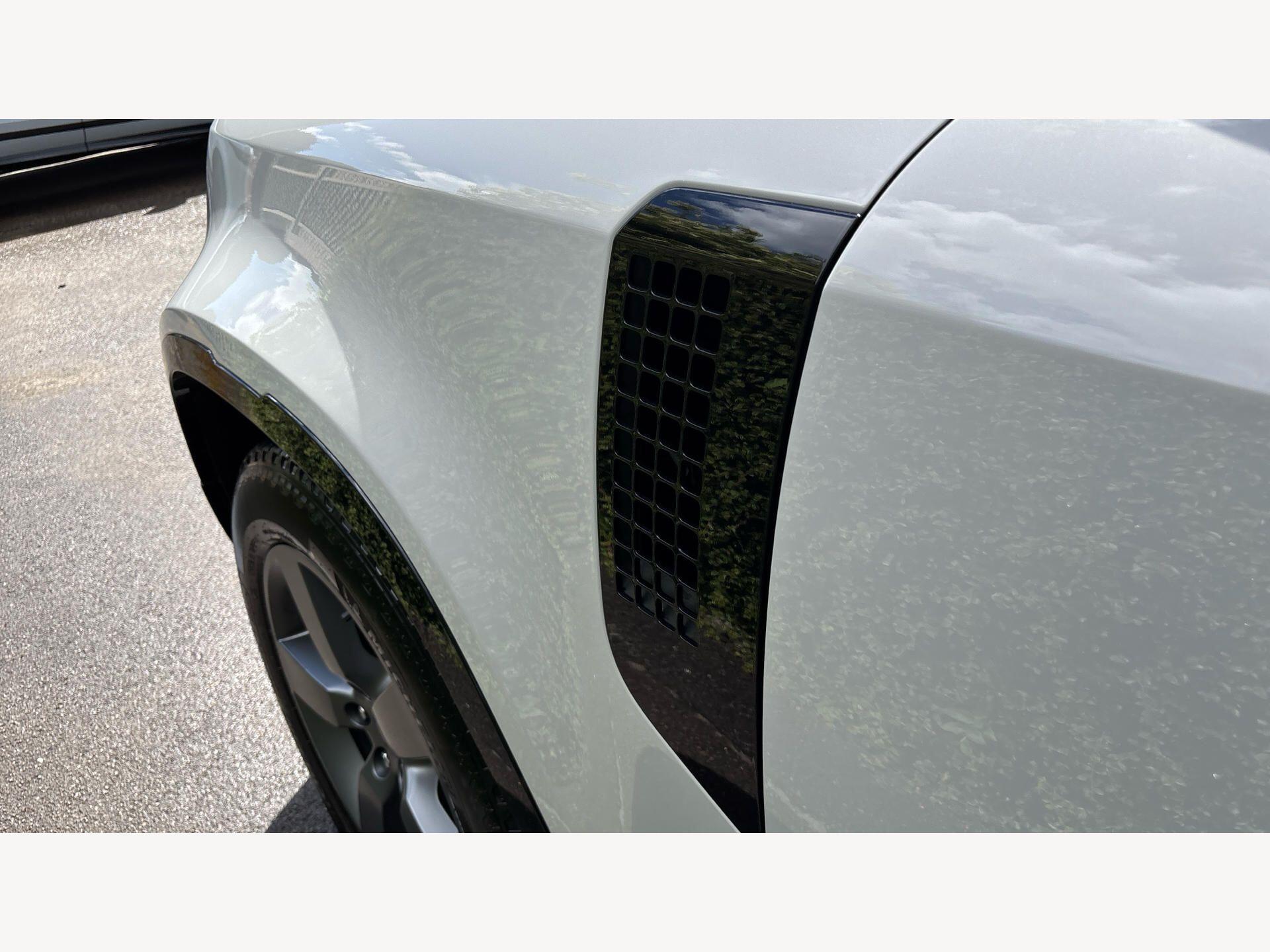 Land Rover Defender view 24