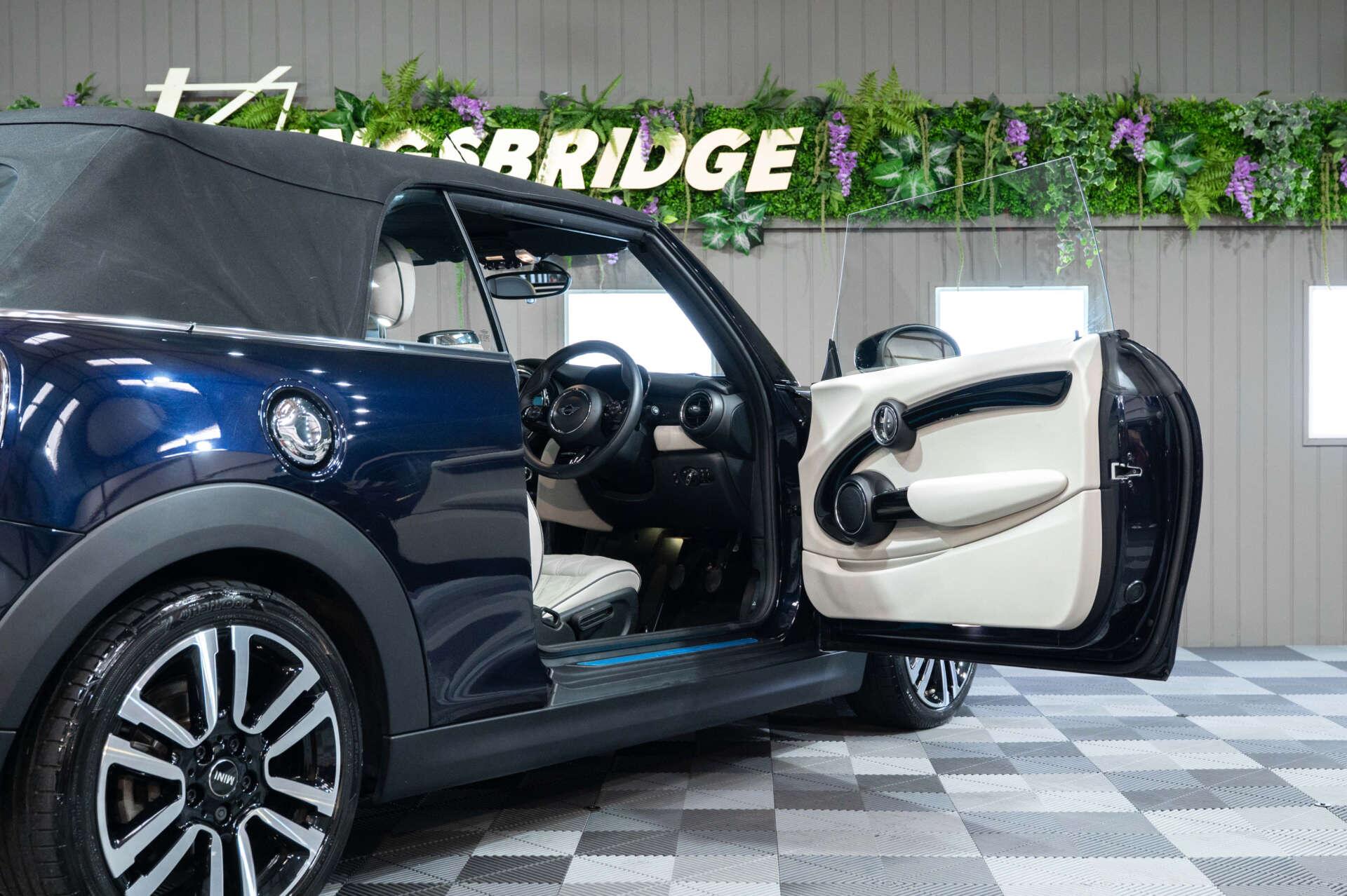 Mini Convertible view 26