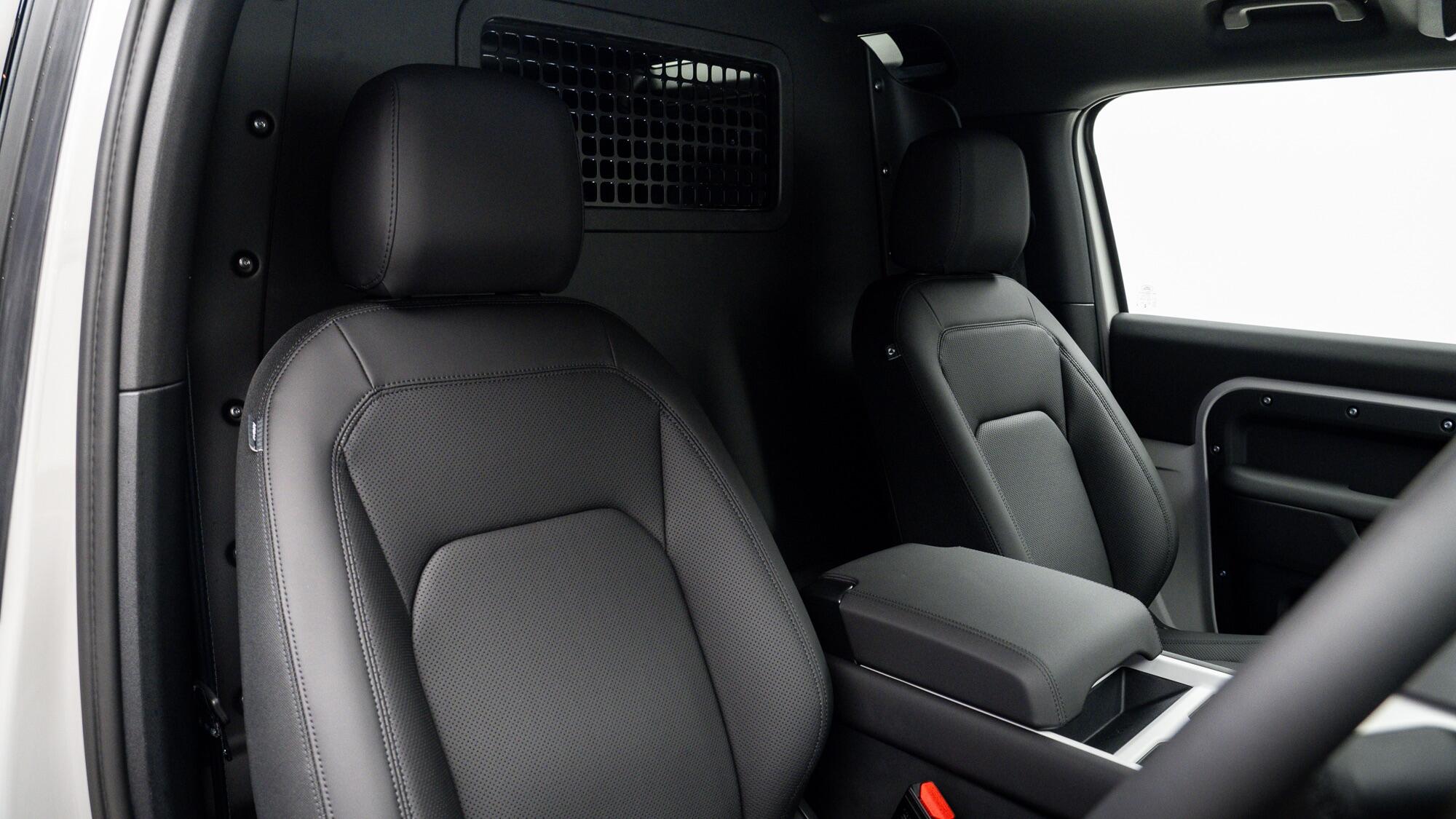 Land Rover Defender 90 view 3