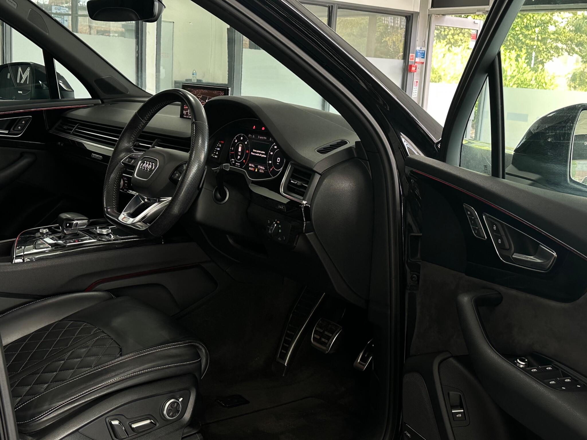 Audi Q7 view 21