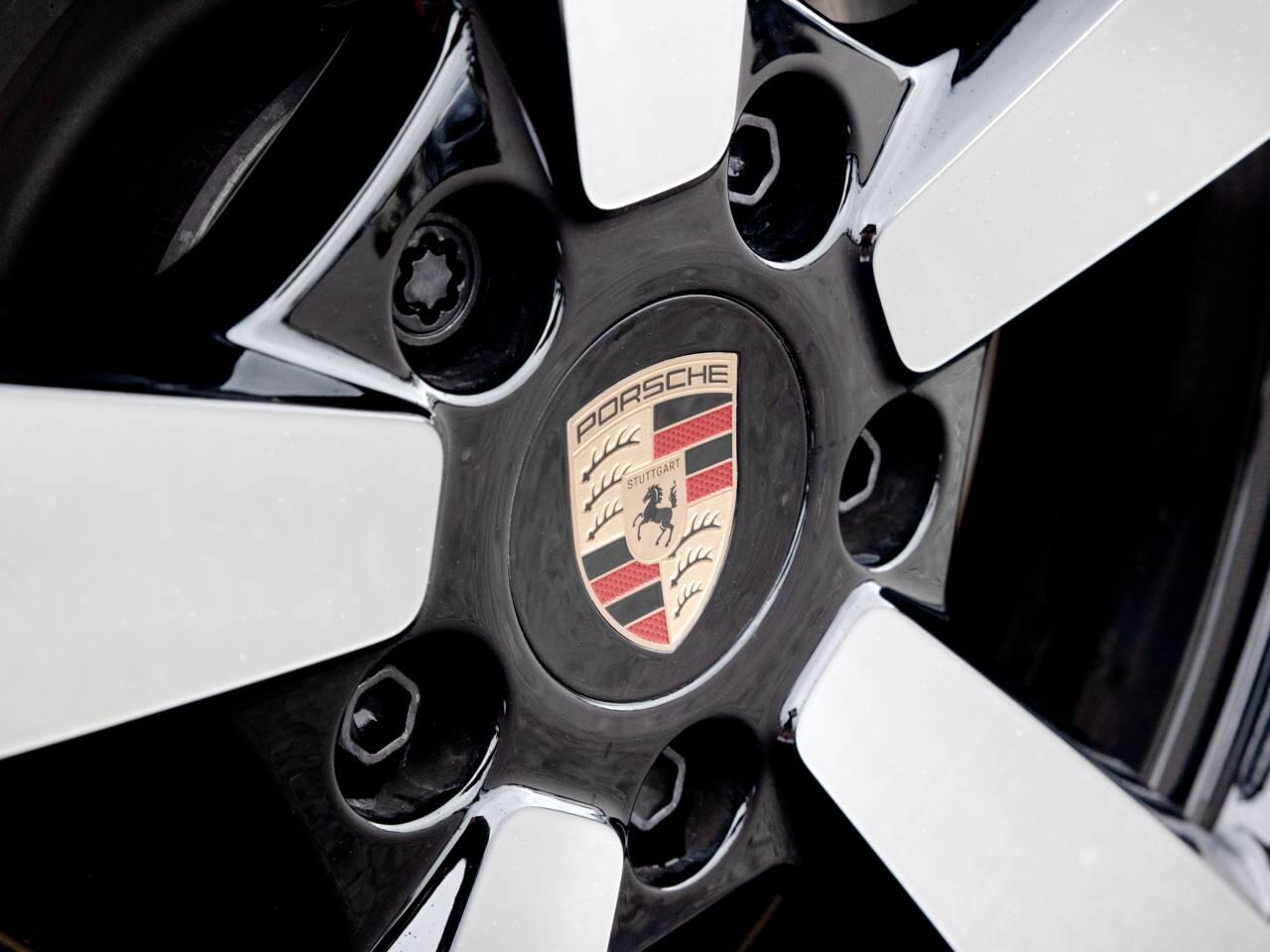 Porsche 911 view 8