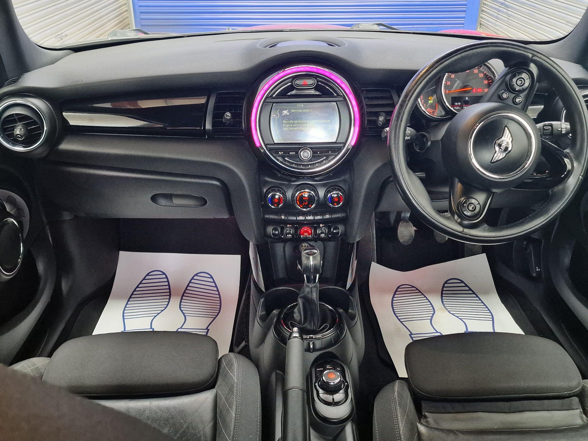 2015 MINI Hatch image 9