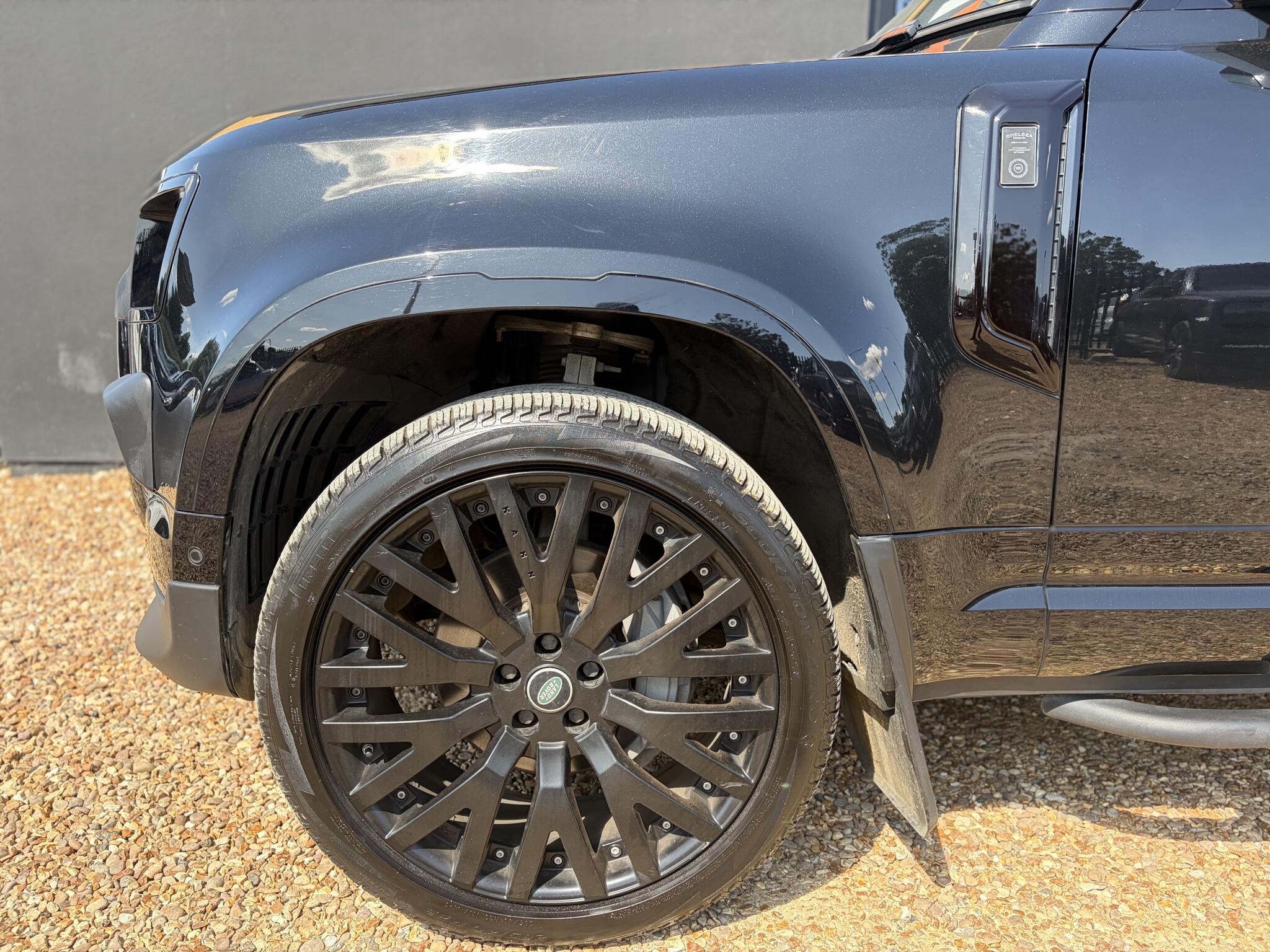 Land Rover Defender 110 view 7