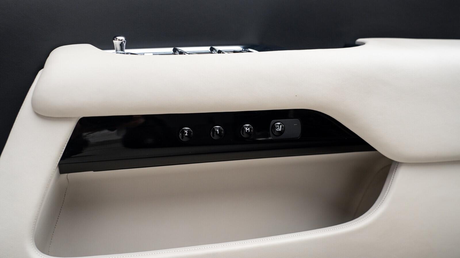 Rolls-Royce Dawn view 25