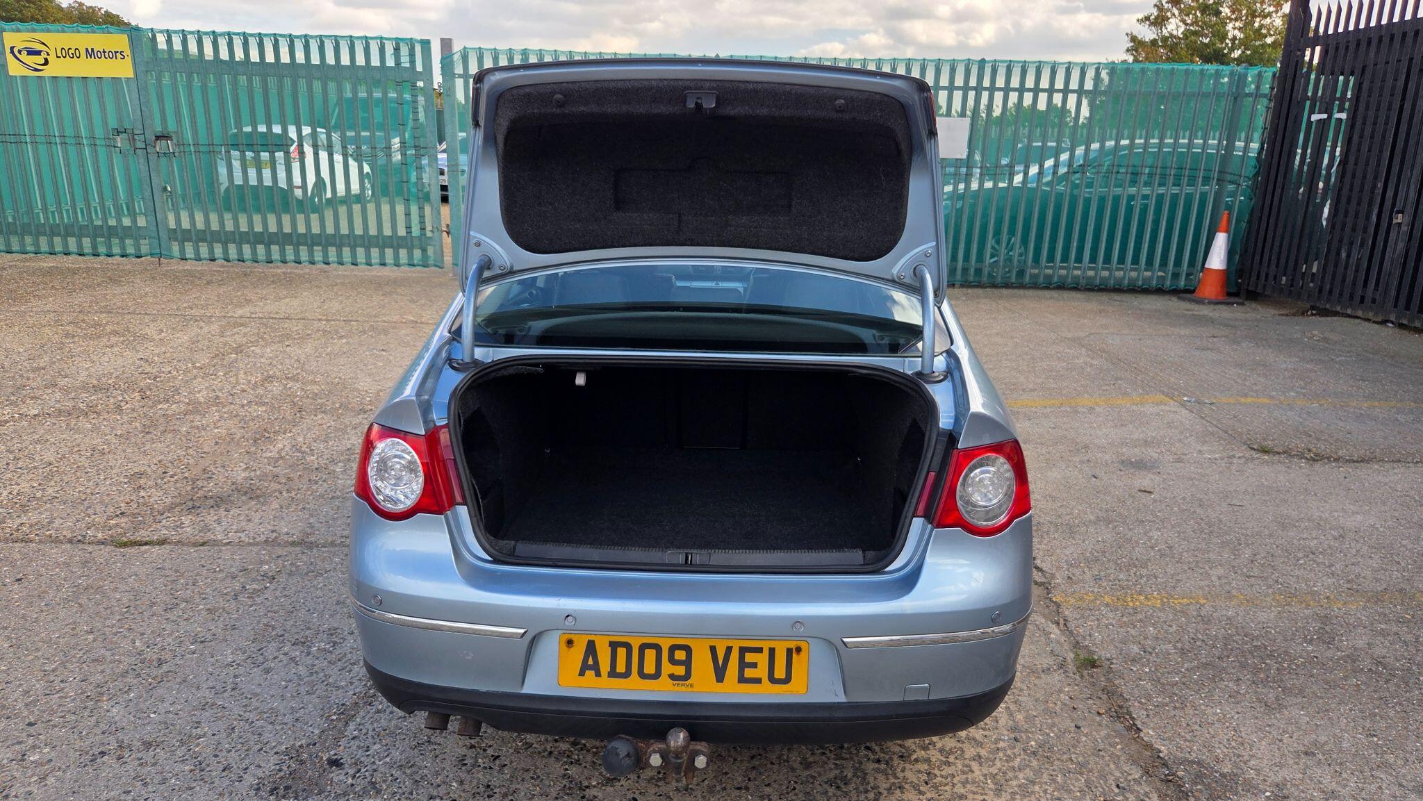 Volkswagen Passat view 22