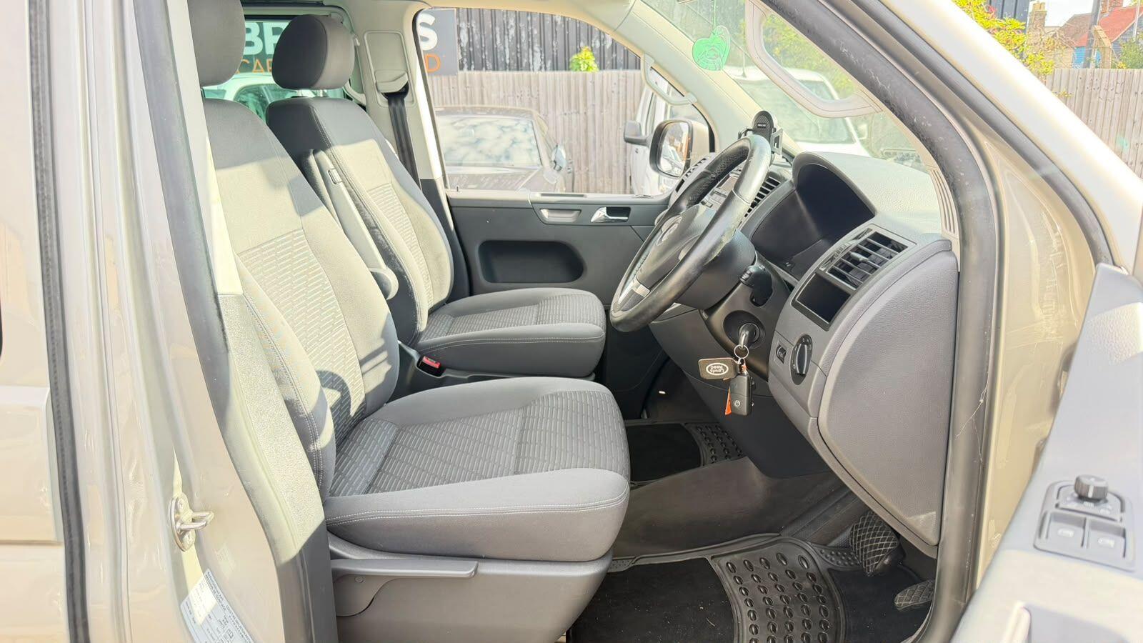 Volkswagen Caravelle view 9