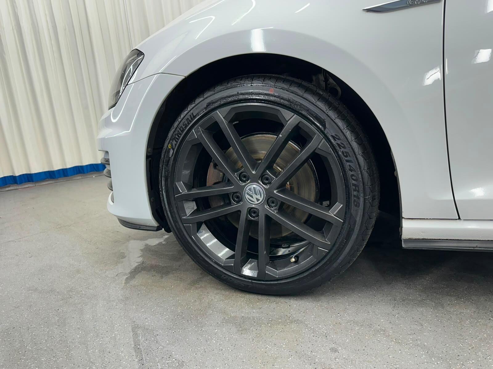 Volkswagen Golf view 17