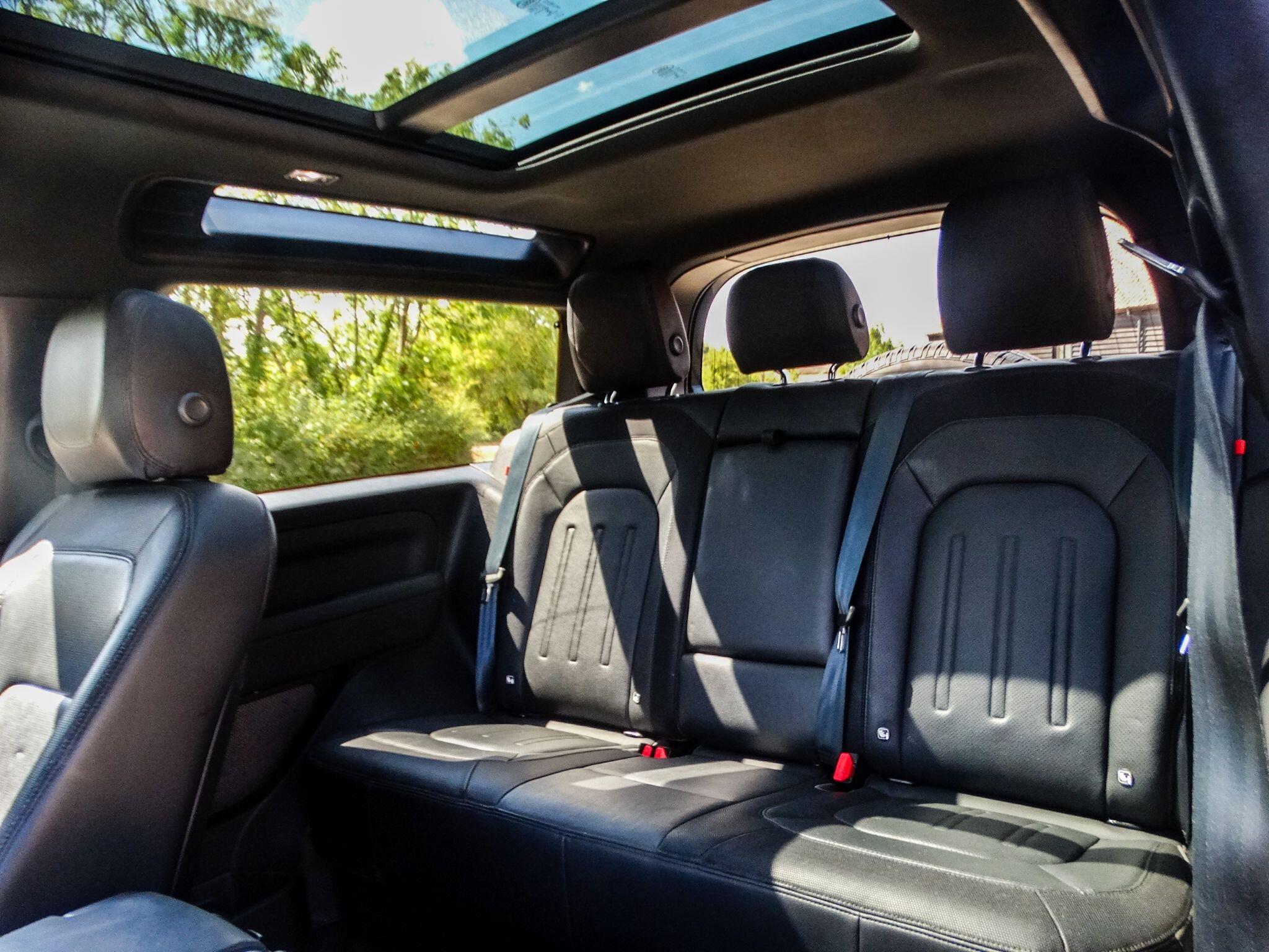 Land Rover Defender 90 view 14