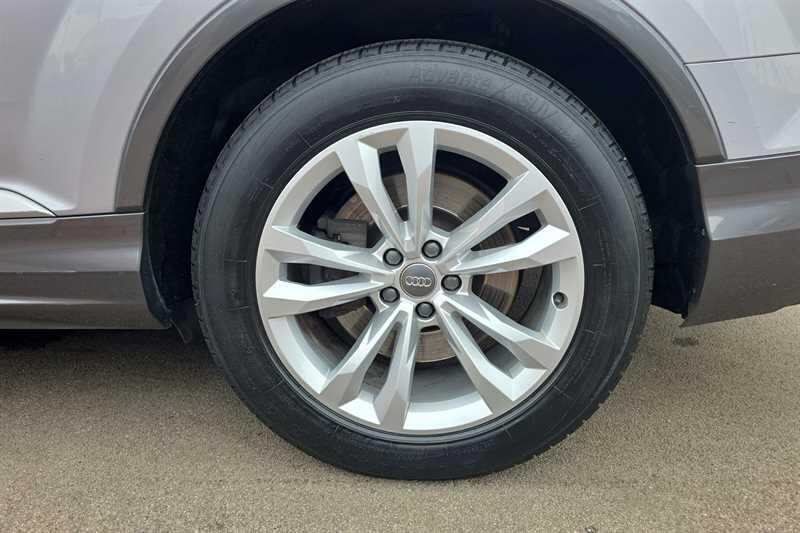 Audi Q7 view 9
