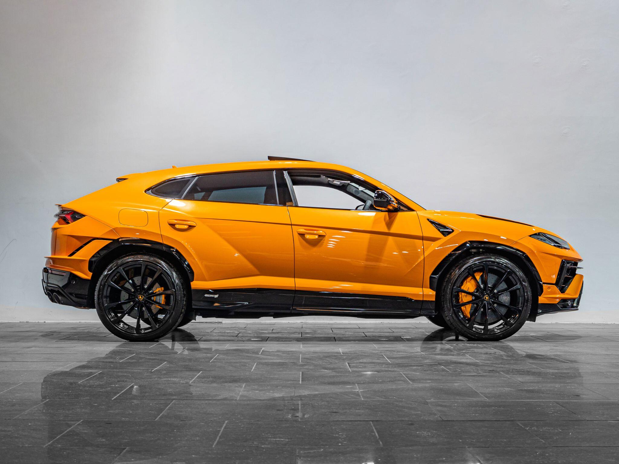 Lamborghini Urus view 6