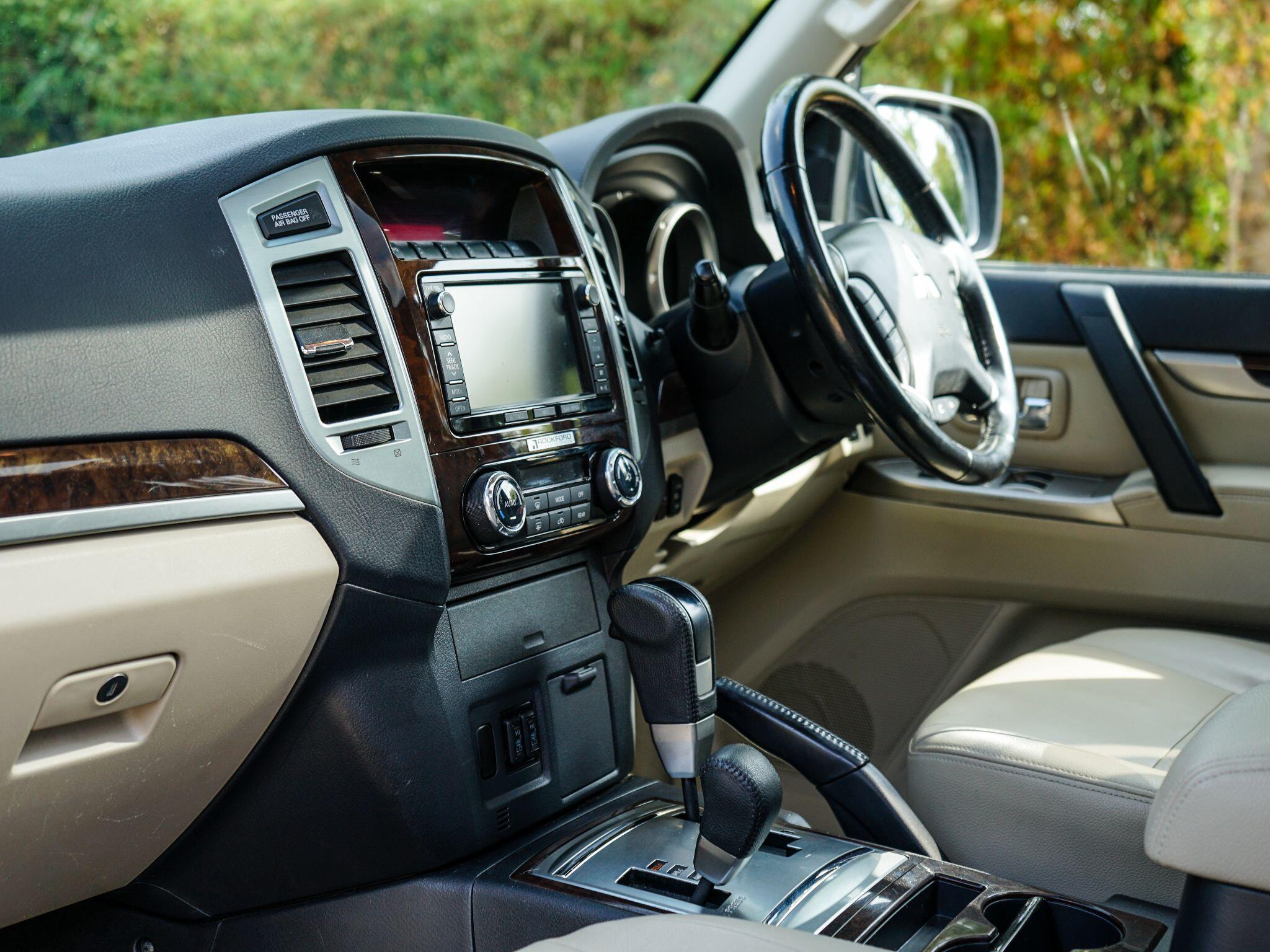 Mitsubishi Shogun view 17