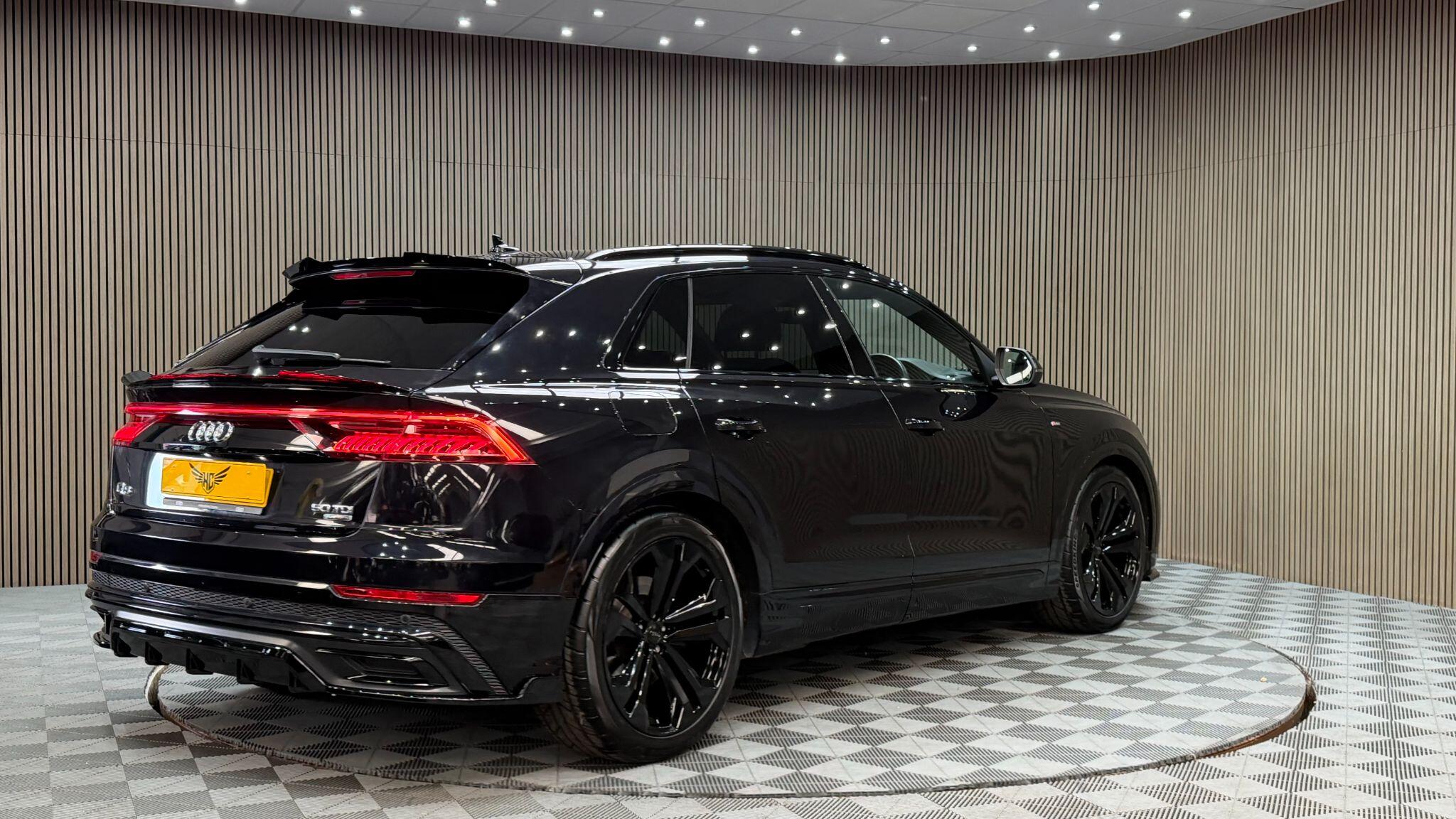 Audi Q8 view 42