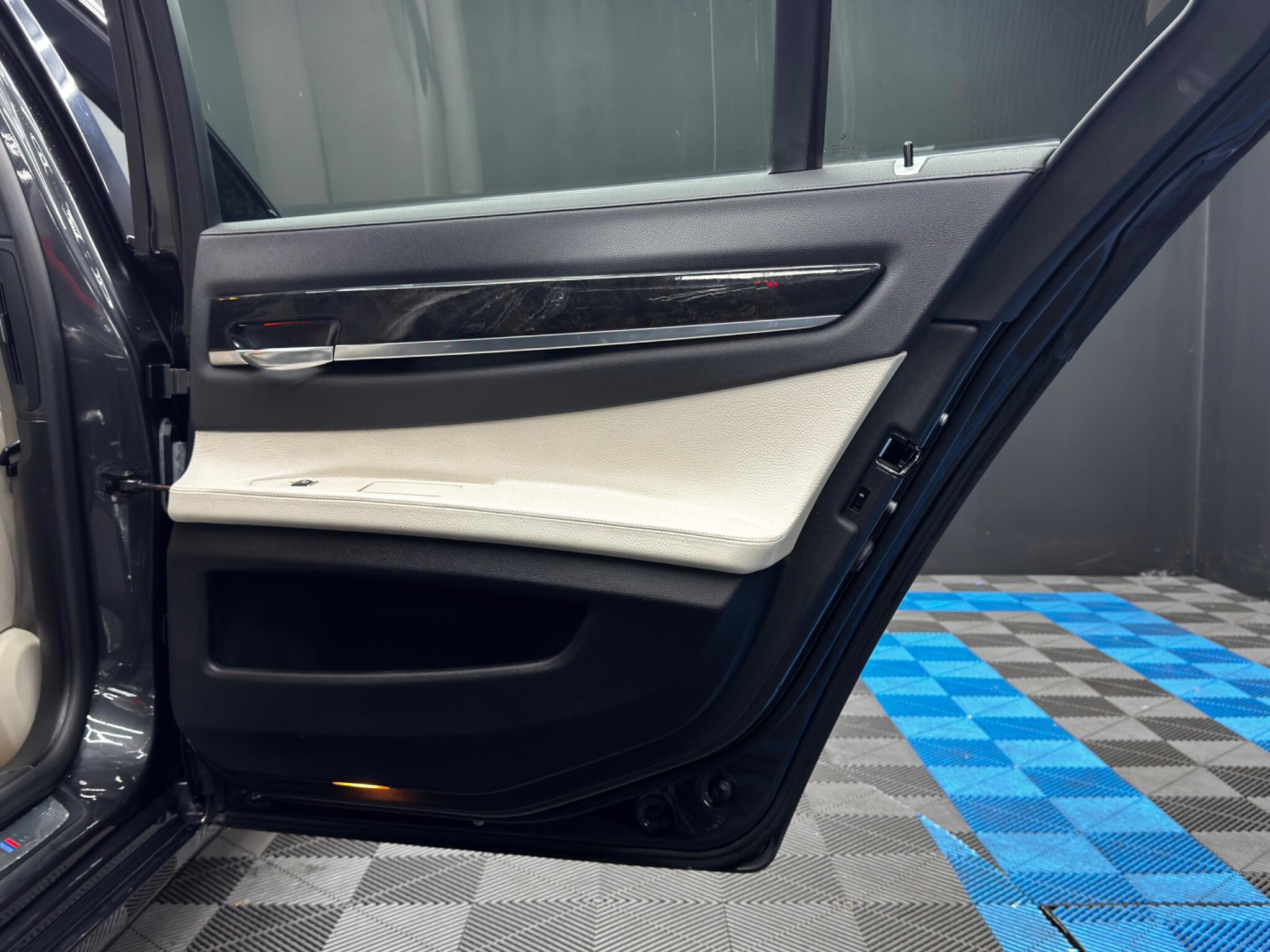 BMW 7 Series view 47
