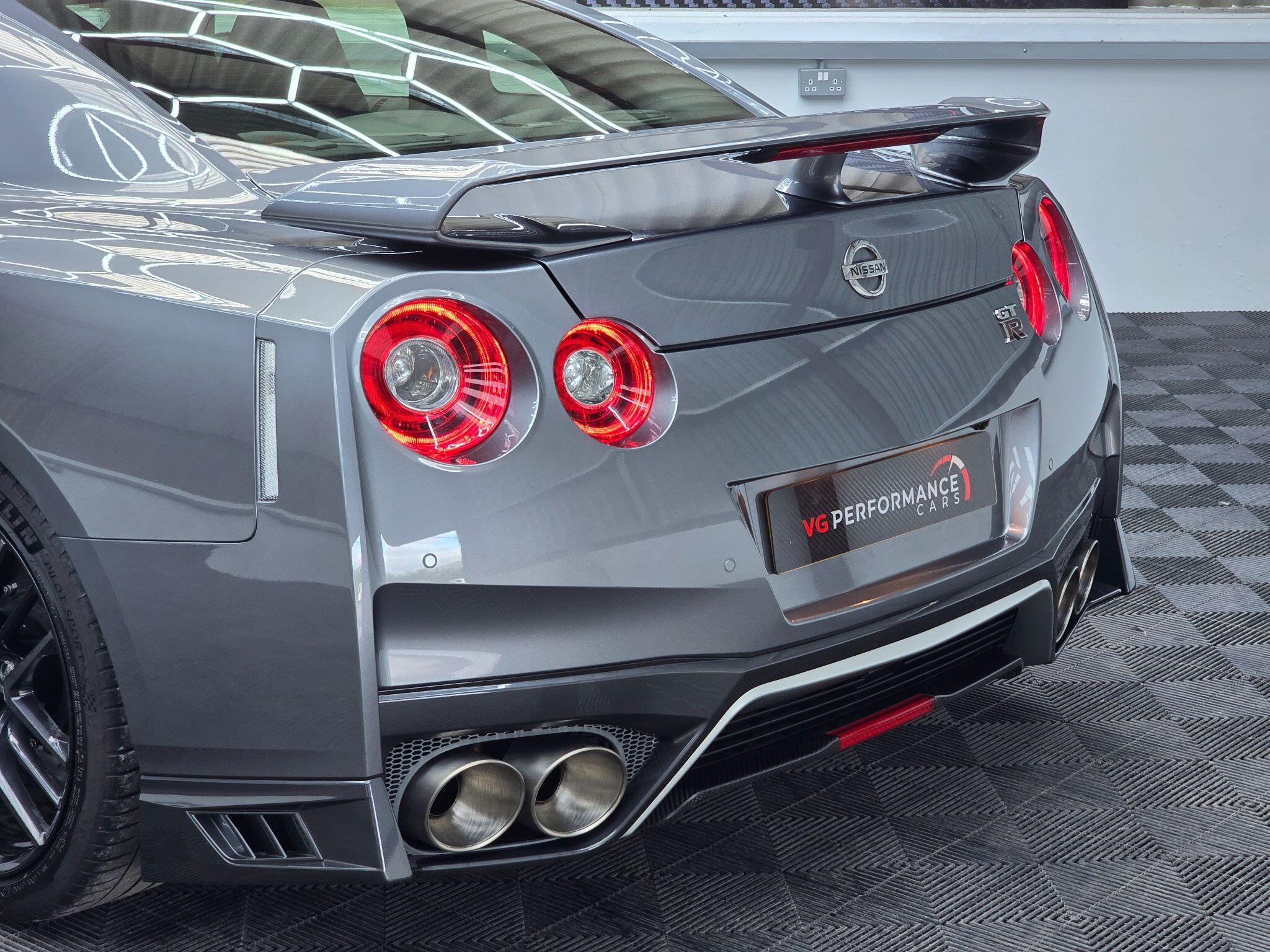 Nissan GT-R view 5